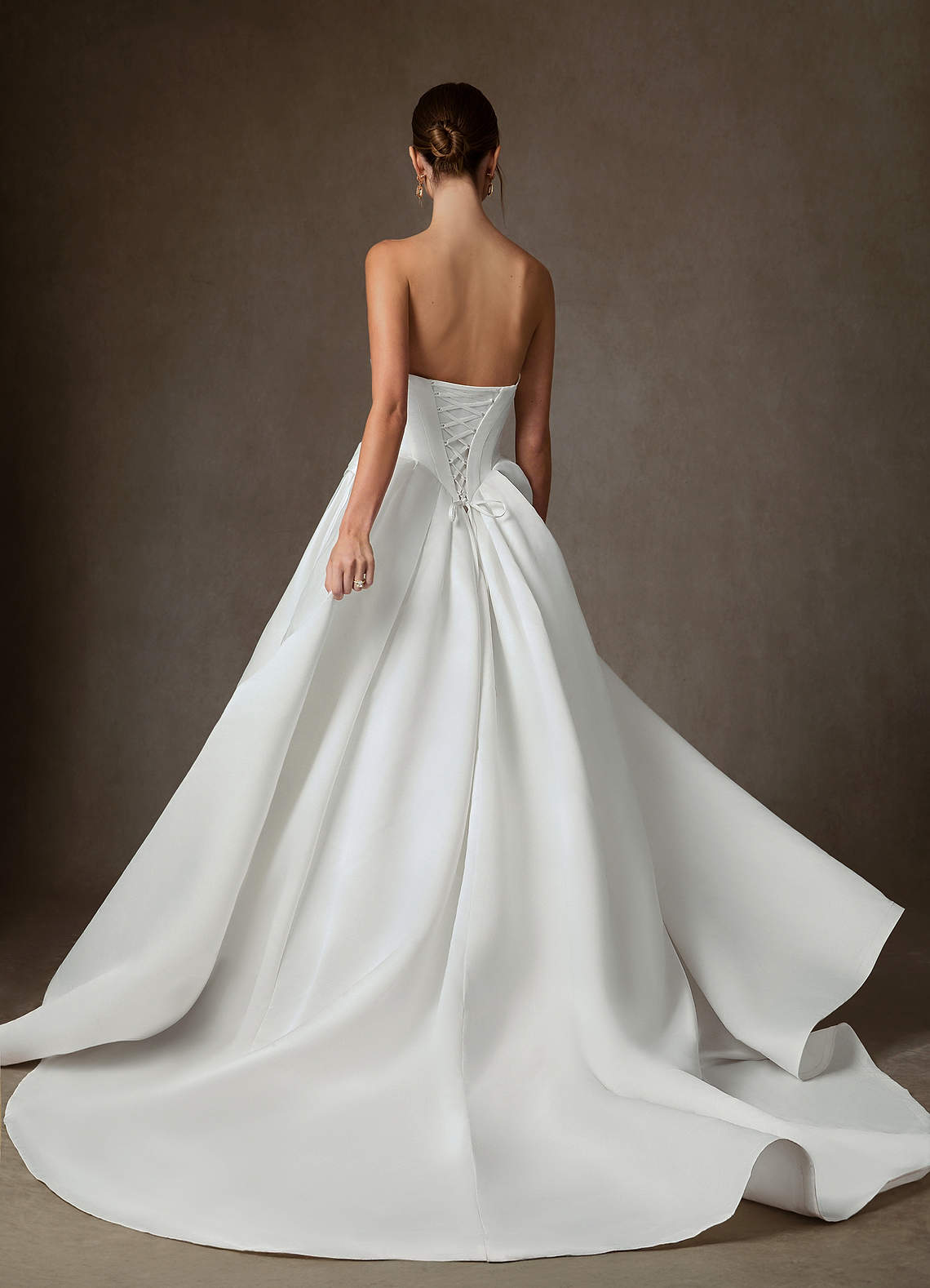 Azazie Suki Robes de mariée Robe Princesse en Satin Épaule décolletée Blanc De Diamant image9
