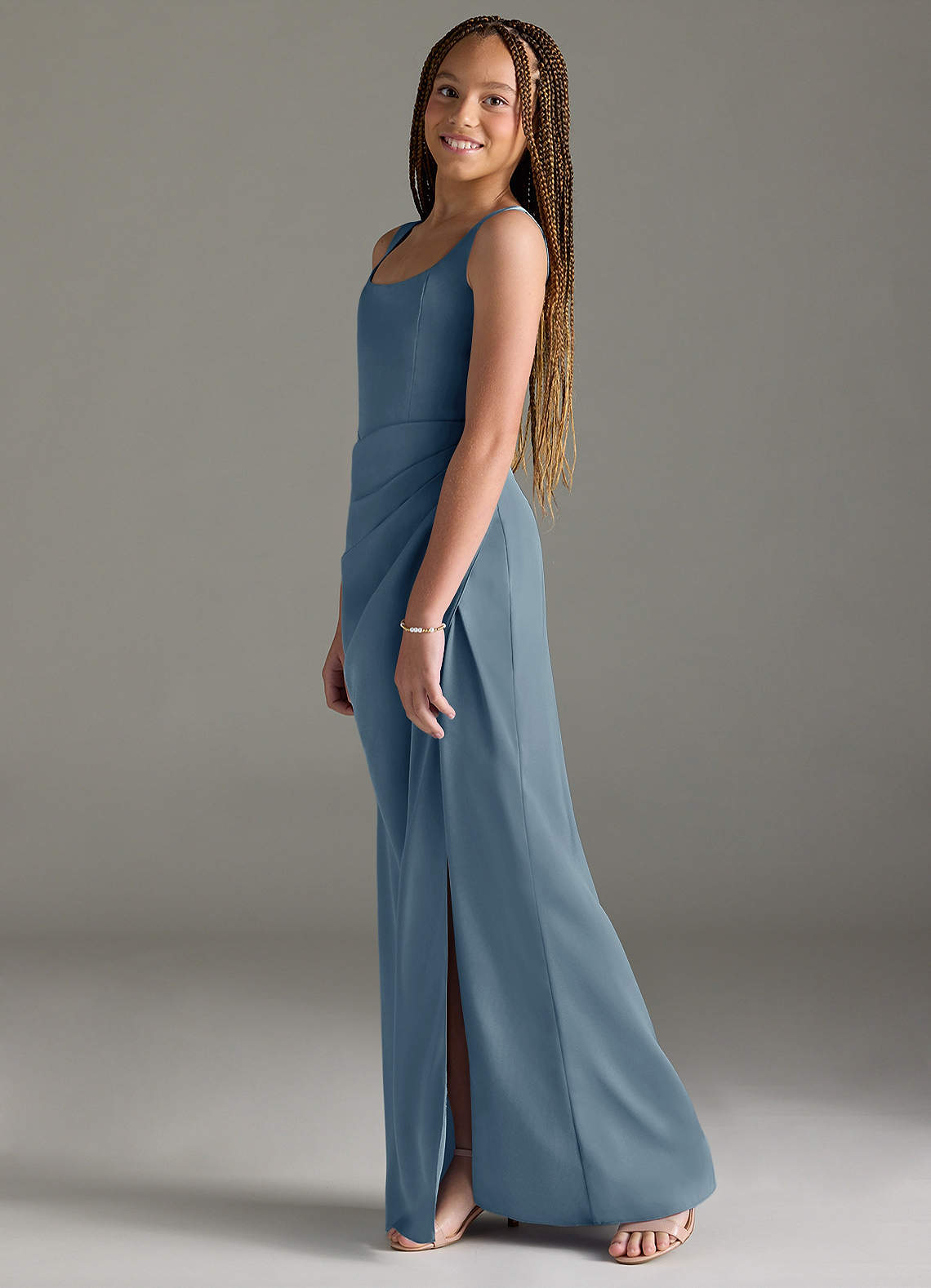 Azazie Mero Junior Vestido de Azul Polvoriento de Satén Elástico de Corte Sirena con Plisado image3