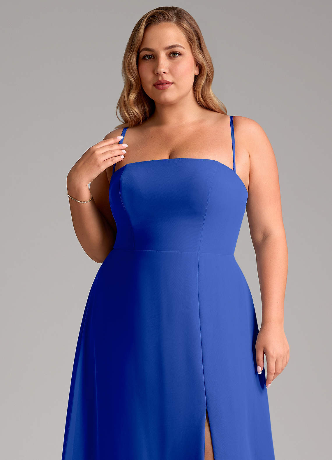 Azazie Wren Vestidos de damas de honor Vestido de Azul Real de Gasa de Corte en A Convertible con Corte Lateral image10