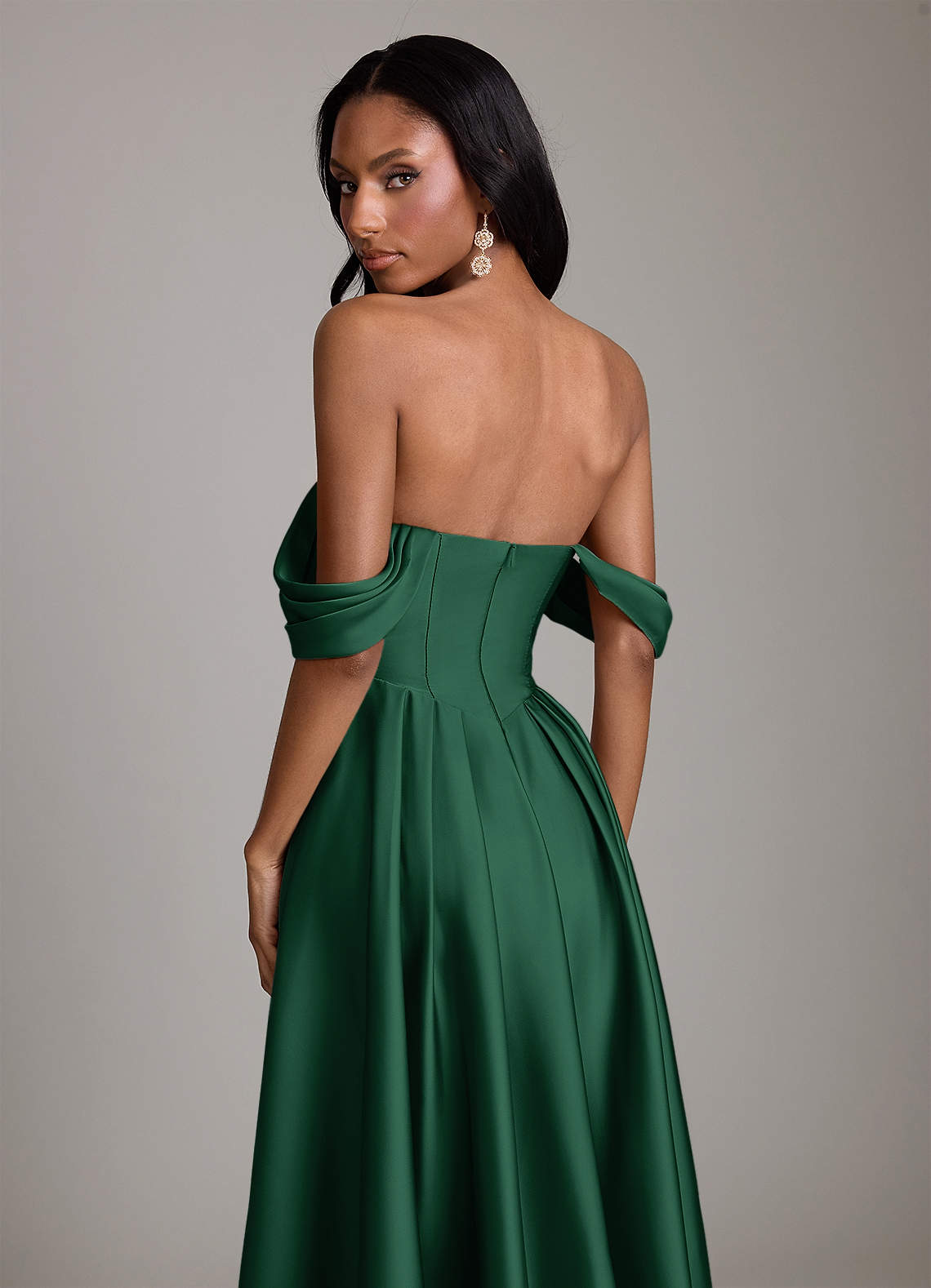 Azazie Loisa Vestidos de madrinha de casamento Vestido Verde Escuro de Cetim elástico de Linha A com Fora do ombro image3