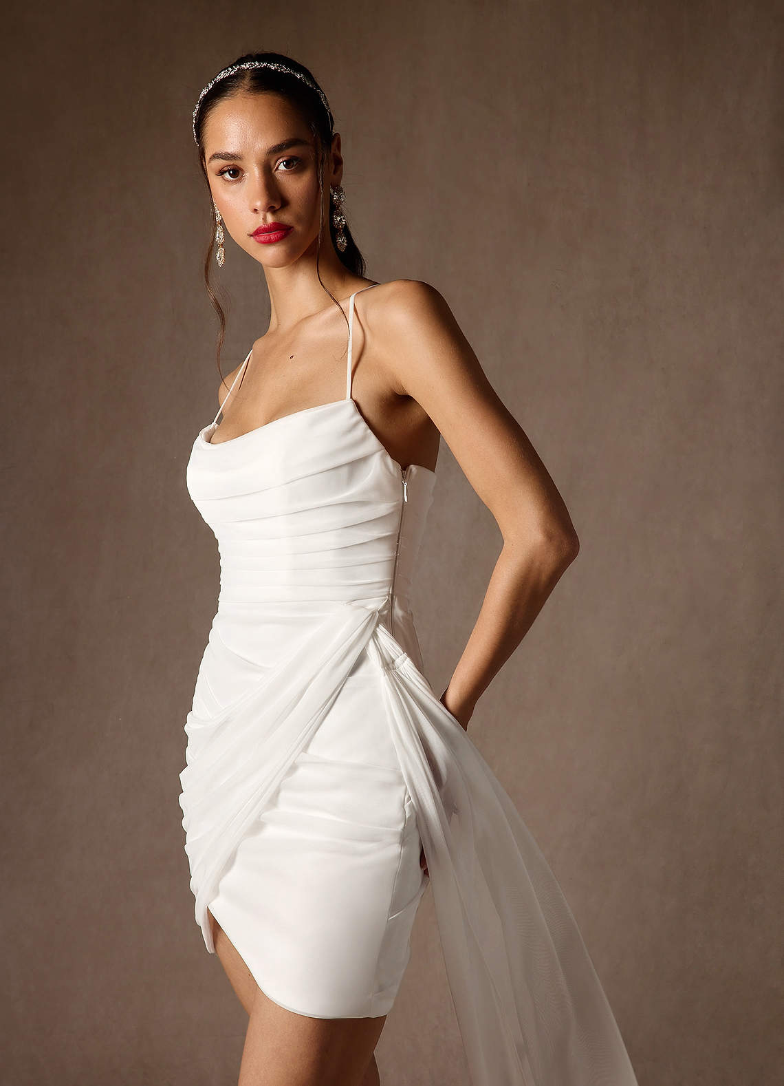 Azazie Iras Abiti da Sposa Abito Tubino in Maglia Plissettato con Scollo a Cappuccio Bianco Diamante image7