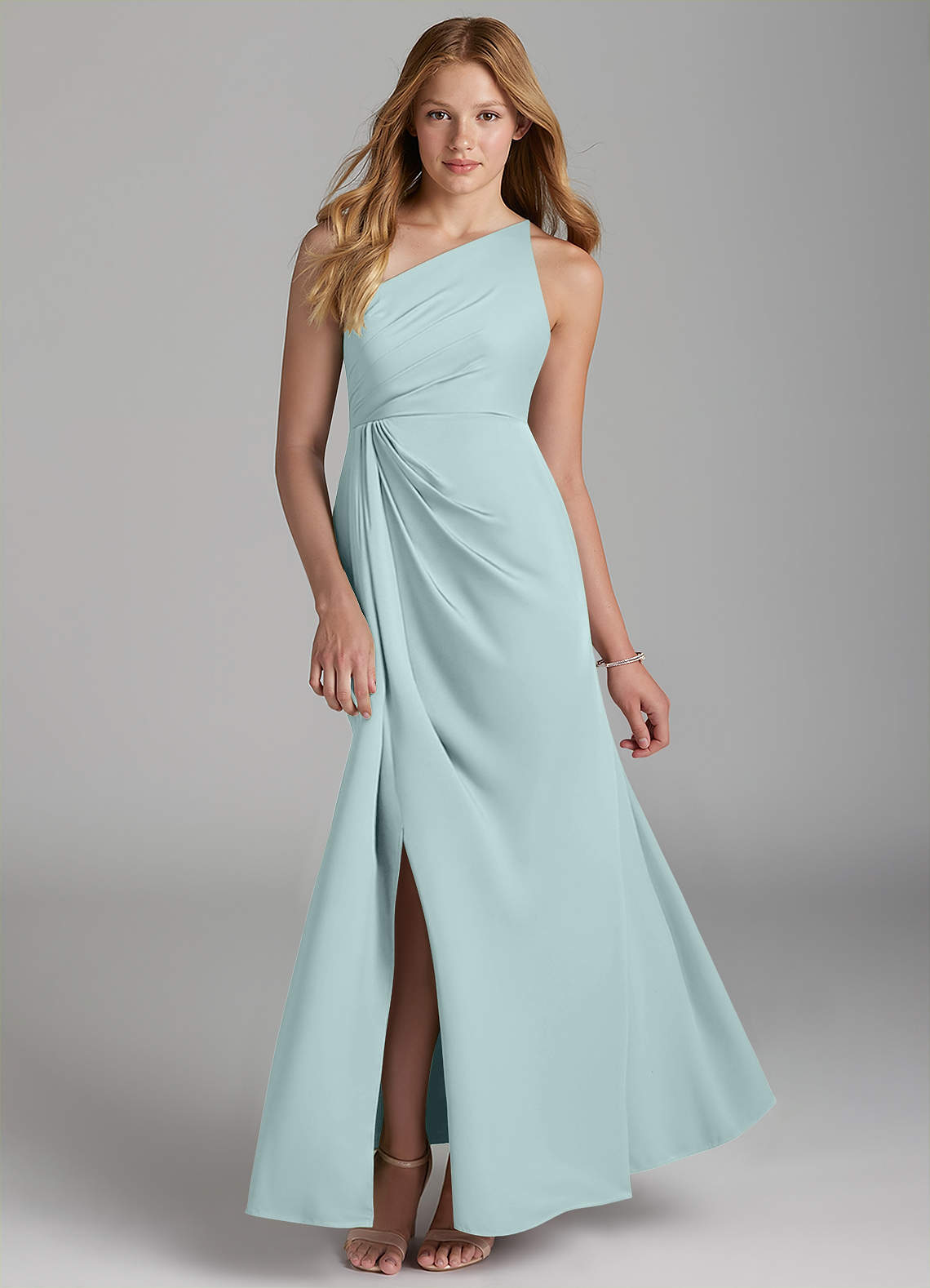 Azazie Mika Junior Robe Trapèze en Satin extensible Plissée Brume image1