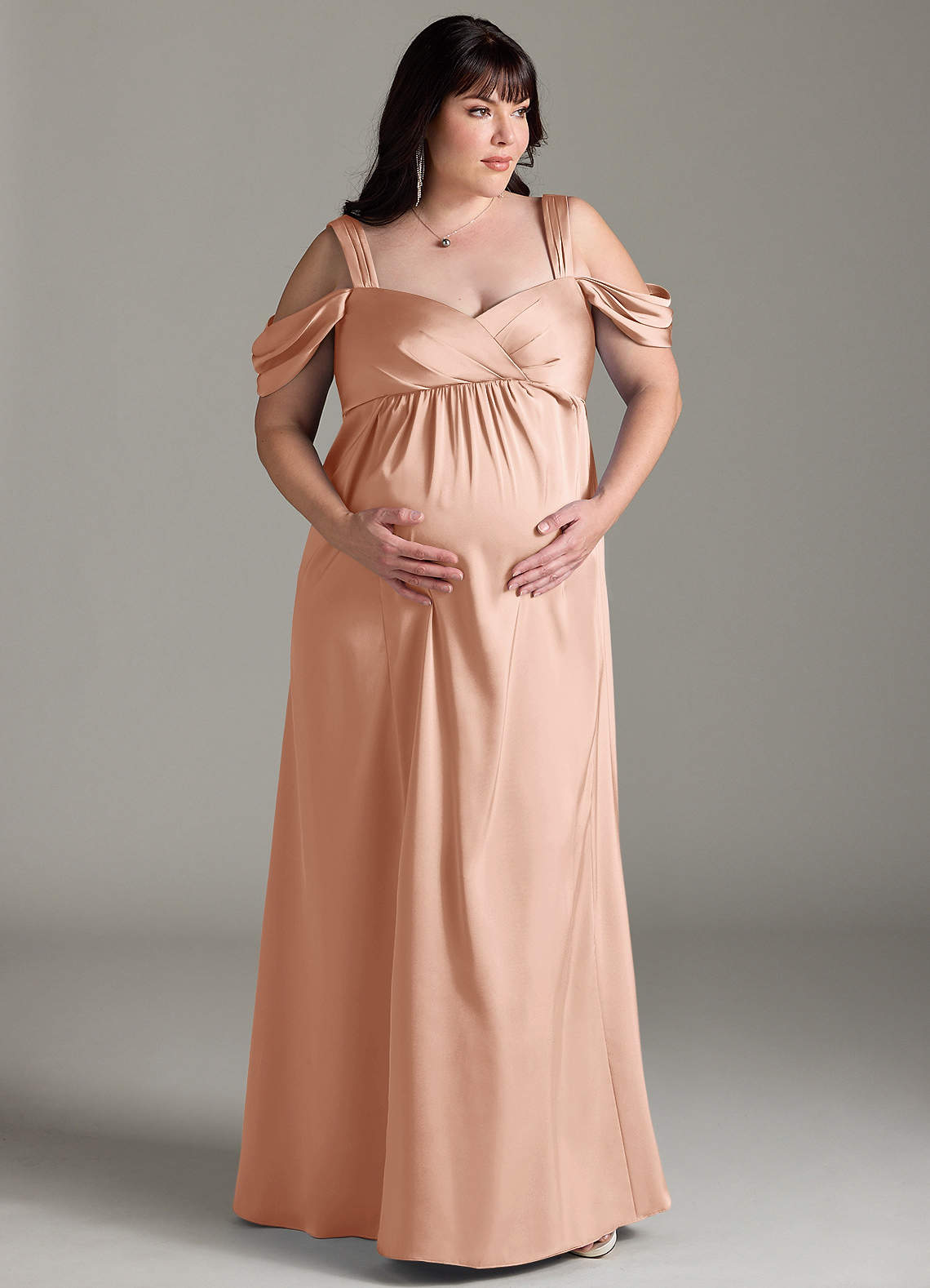 Azazie Rhea Robes de demoiselle d'honneur de maternité Robe Trapèze Épaule nue plissée Longueur ras du sol Satin extensible image1