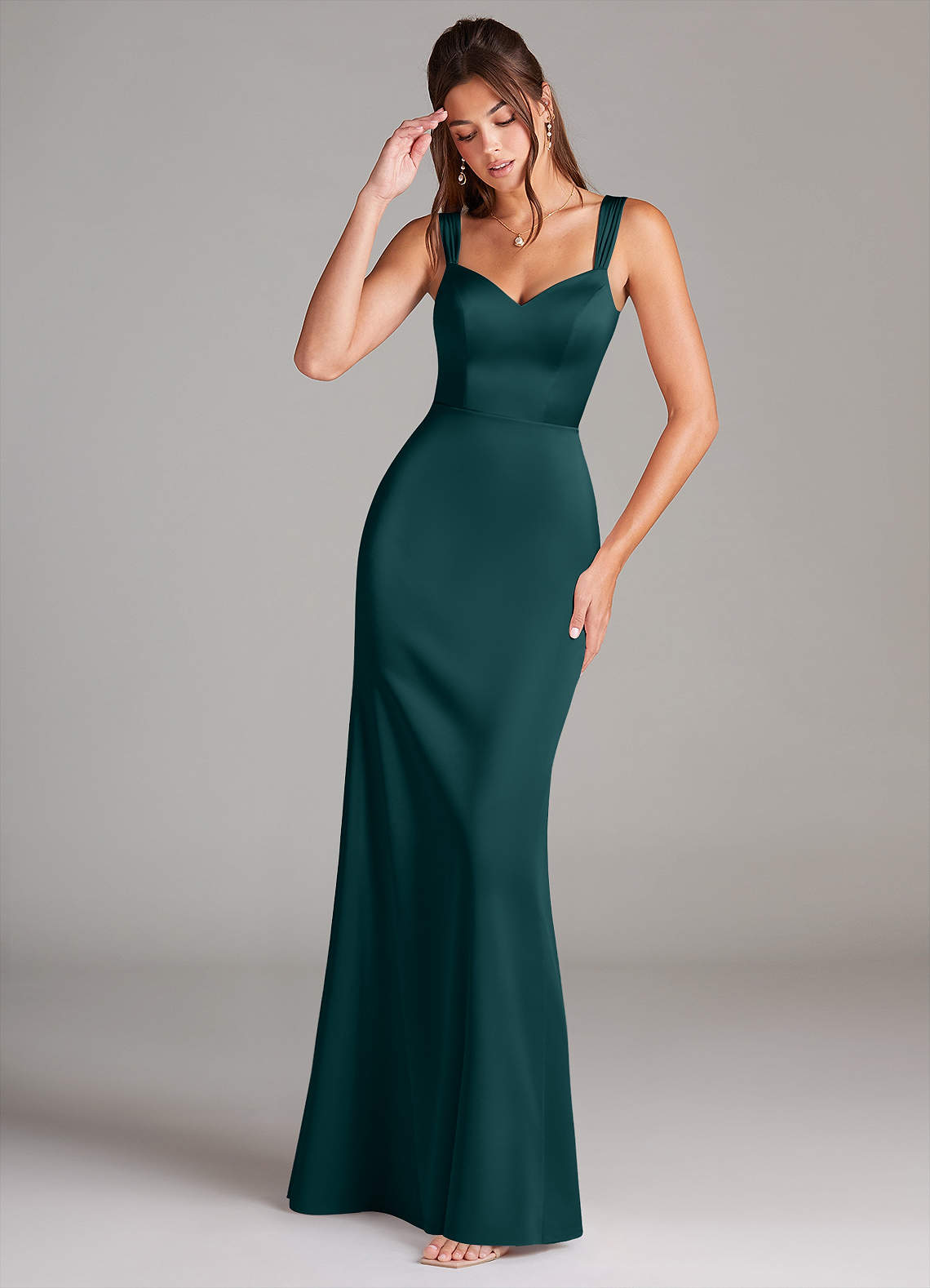 Azazie Denice Robes de demoiselle d'honneur Robe Fourreau en Satin extensible Plissée Vert Pin image1