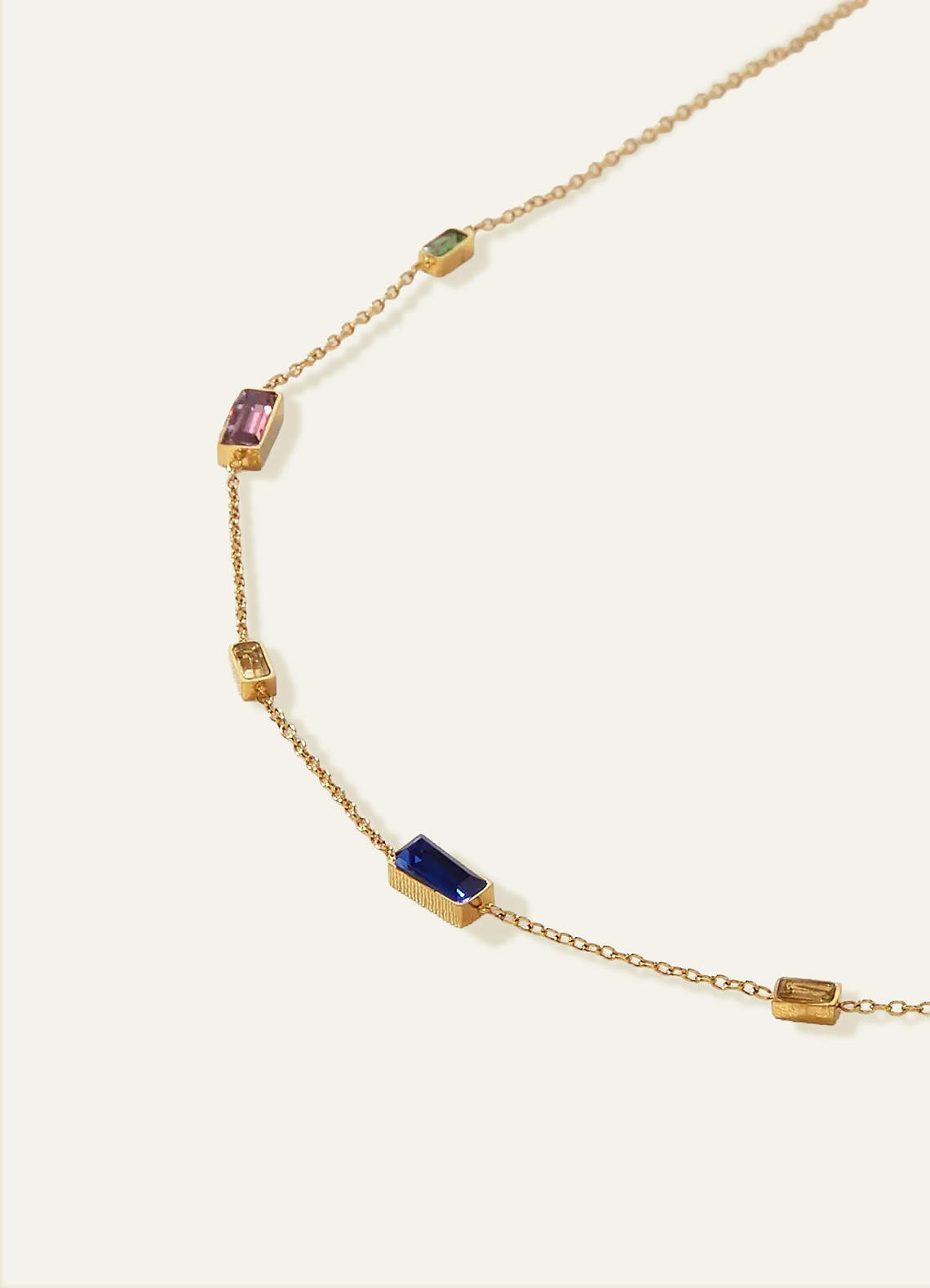 front Baguette-Halskette mit mehreren Steinen