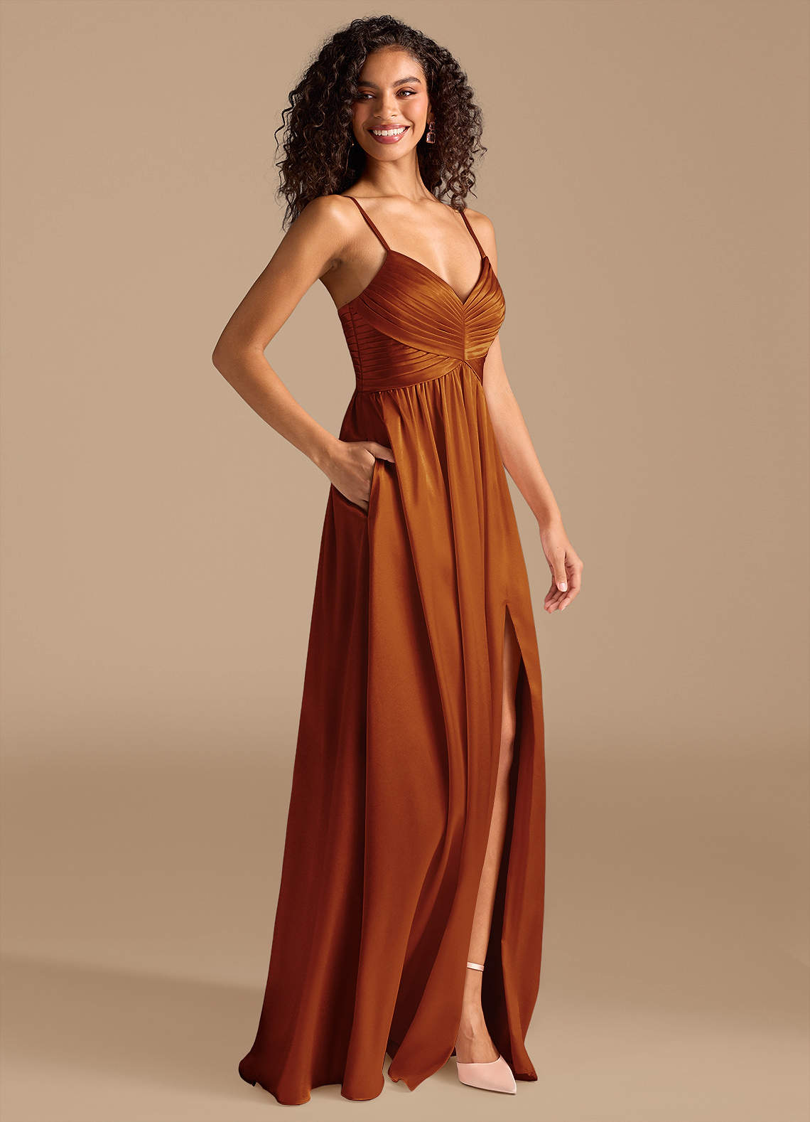 Azazie Alia Essayer des robes à la maison Robe Trapèze en Satiné métallisé Plissée Auburn image4