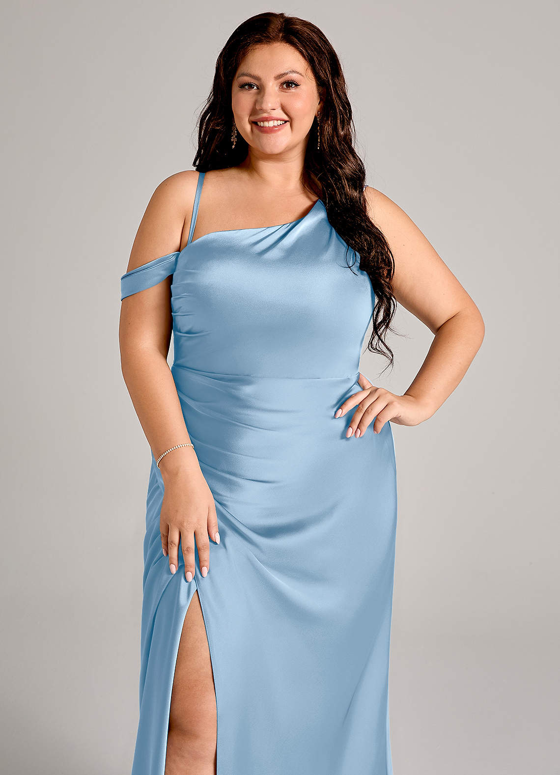 Azazie Madelyn Robes de demoiselle d'honneur Robe Sirène Convertible en Satin extensible Une épaule Poudre Bleue image10