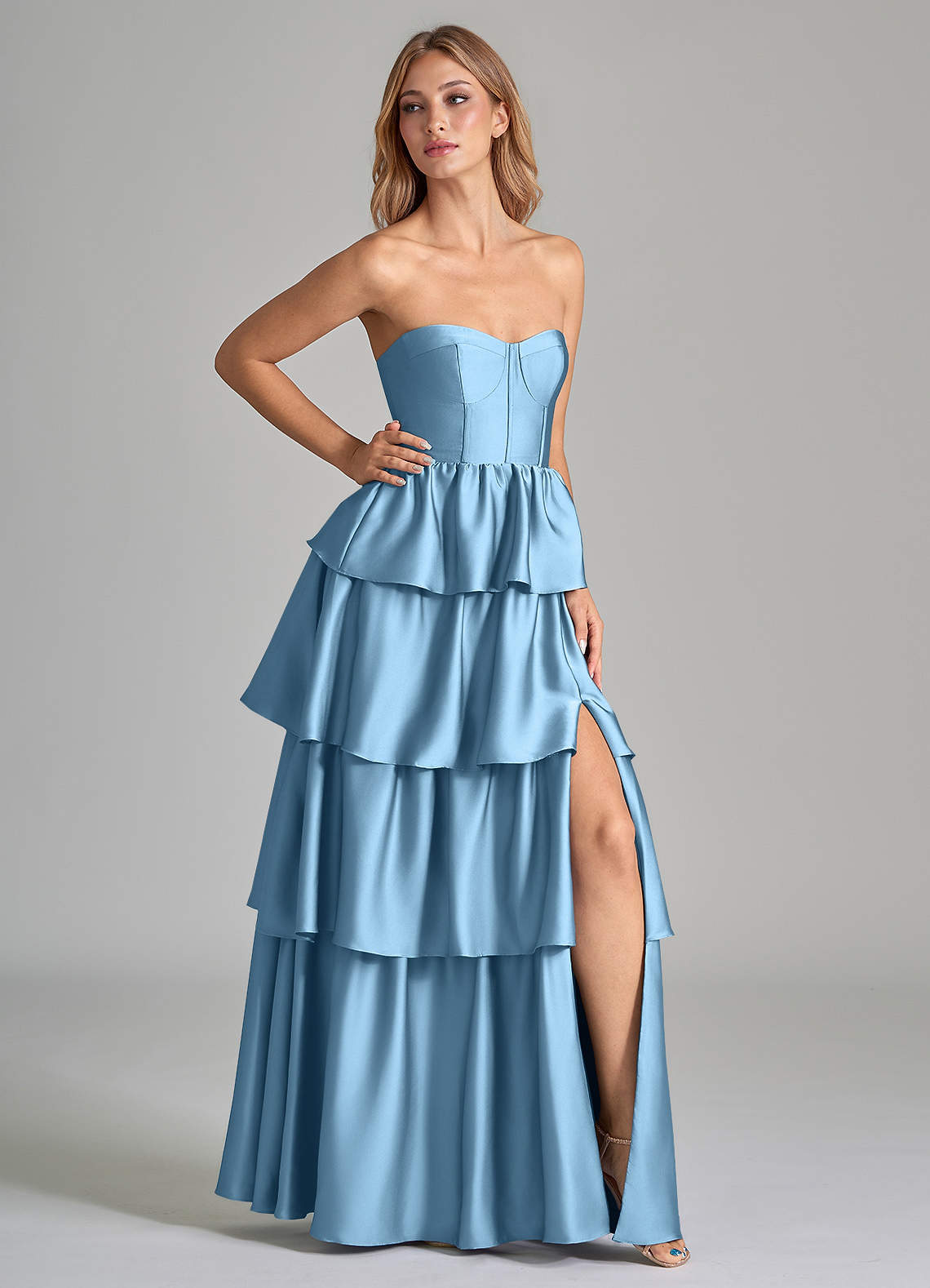 Azazie Faye Robes de demoiselle d'honneur Robe Trapèze en Satin extensible Rayé Acier Bleuté image1