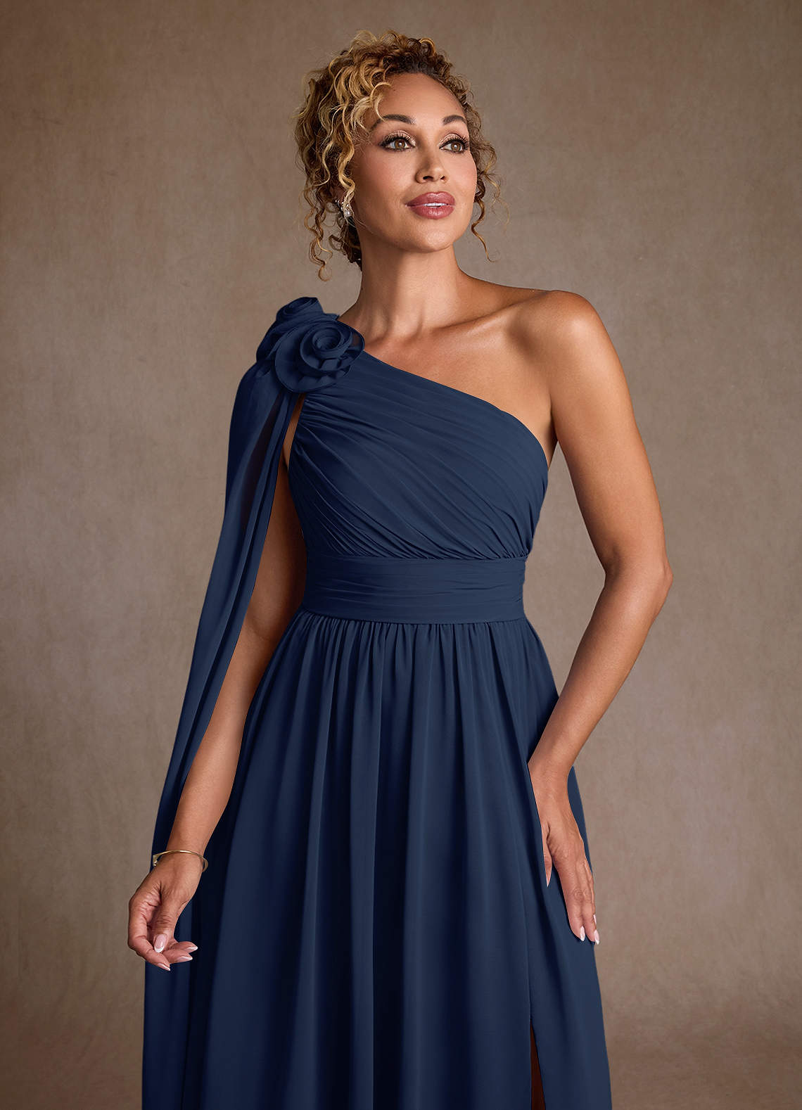 Azazie Lancaster Mère de la mariée Robes Robe Trapèze en Mousseline de soie Une épaule Bleu Marine Foncé image5