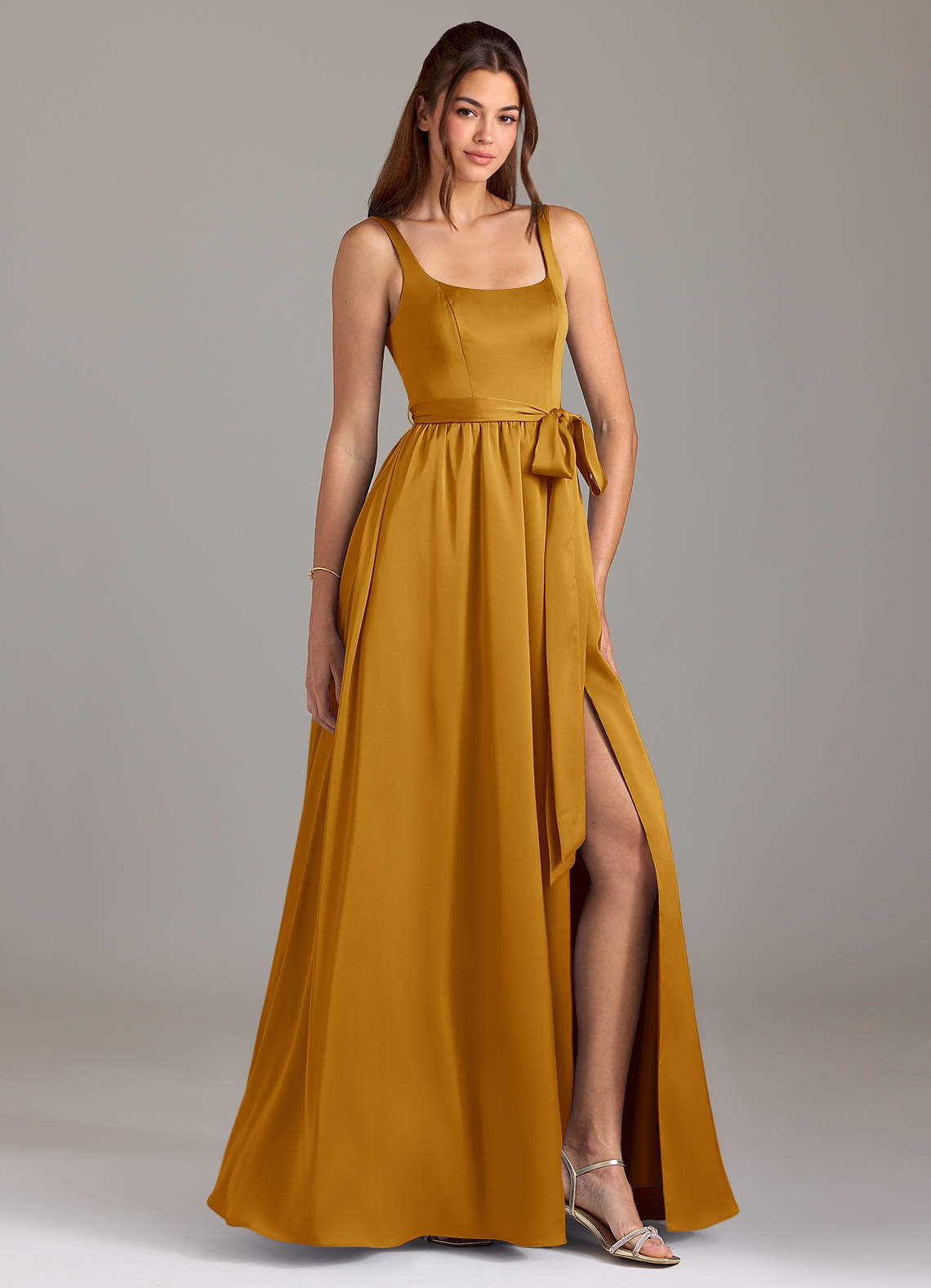 Azazie Elliott Robes de demoiselle d'honneur Robe Trapèze en Satin extensible avec poches Caramel écossais image1