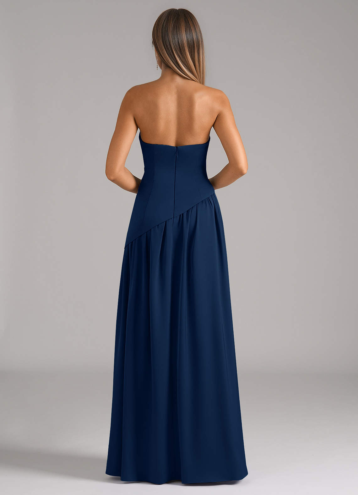 Azazie Adeline Vestidos de damas de honor Vestido de Azul Marino Oscuro de Satén Elástico de Corte en A Convertible con Sin tirantes image4