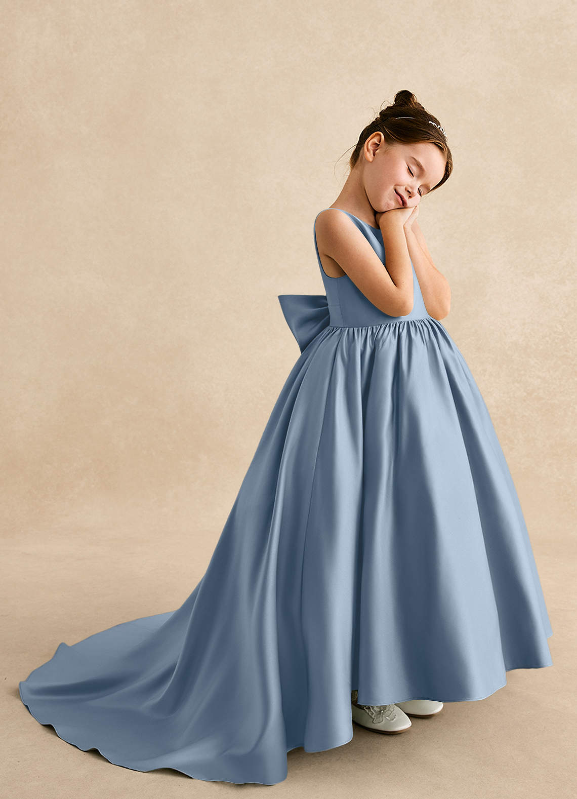 Azazie Mimia Robe Demoiselle D'honneur Fillette Robe Trapèze en Mat Satiné Arc Bleu Poussiéreux image3