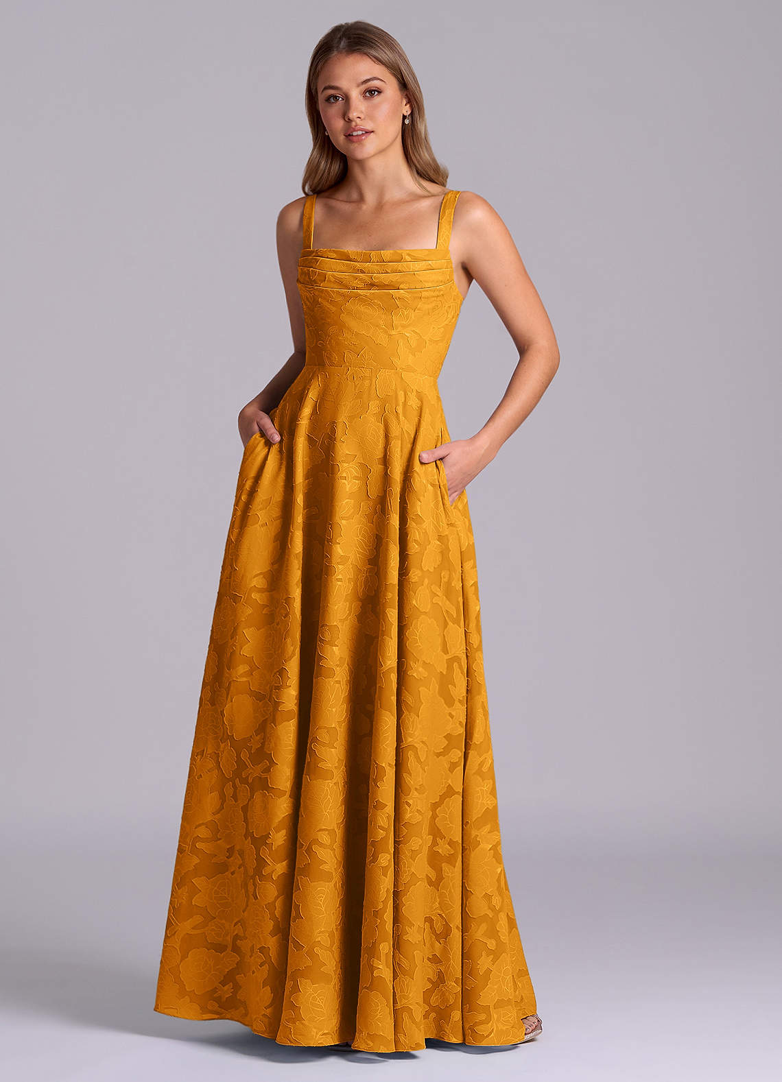 Azazie Shaude Abiti da Damigella Abito A-Line in Burnout Floreale Plissettato Caramello image1