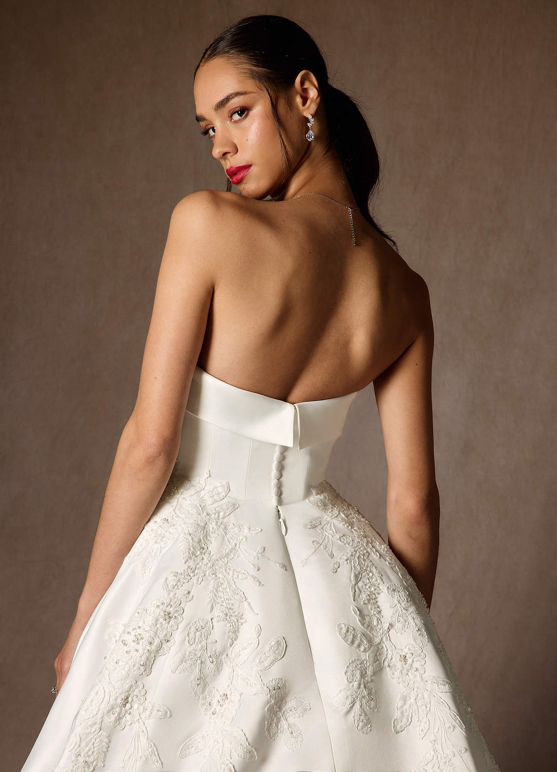 Azazie Fernanda Trouwjurken Jurk van Satijn met Baljurk Strapless Diamant Wit image16