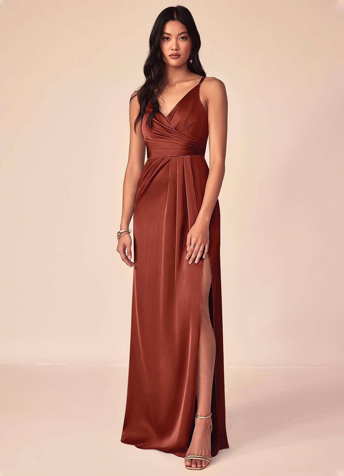 Azazie Aqua Robes de demoiselle d'honneur Robe Trapèze en Satin extensible Col V plissé Terracotta image1