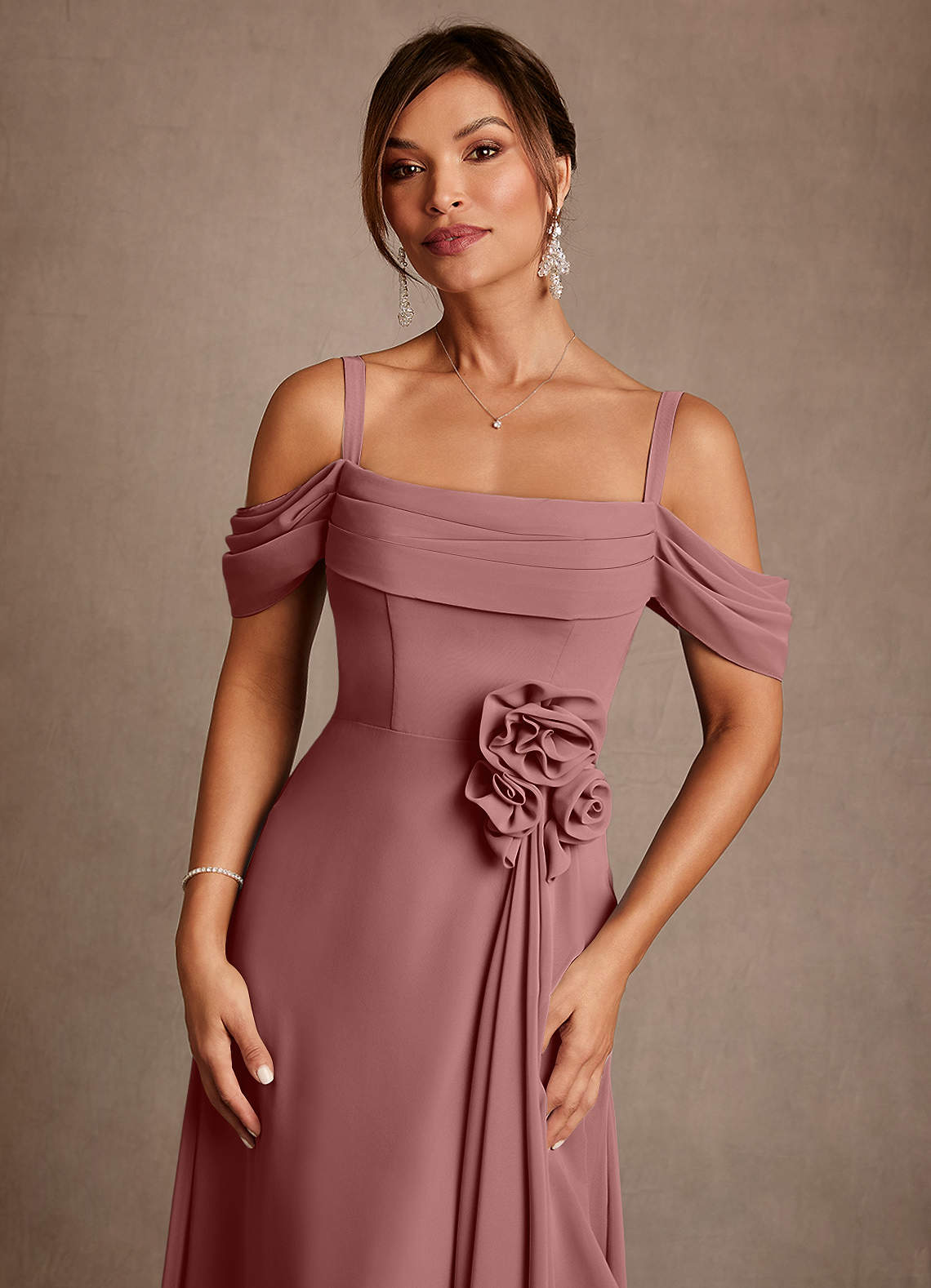 Azazie Amherst Mère de la mariée Robes Robe Trapèze en Mousseline de soie Épaule décolletée Rose Du Désert image4