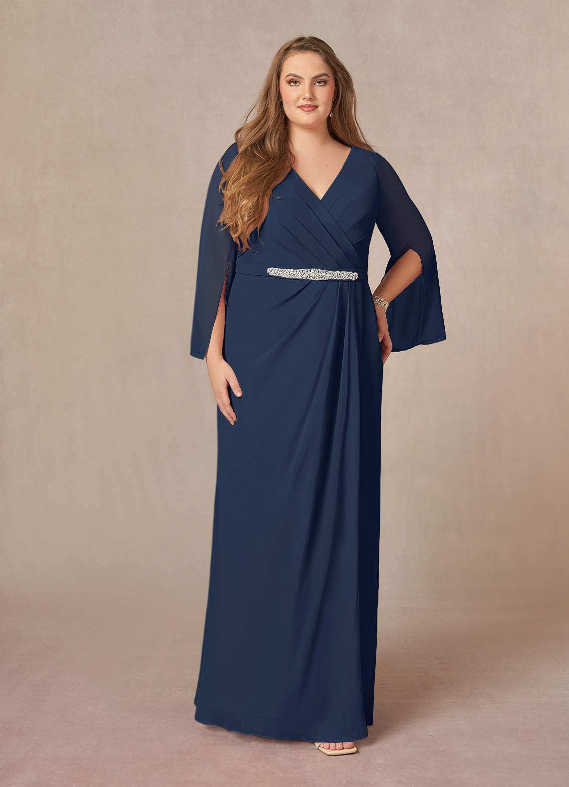 Azazie Belinda Mère de la mariée Robes Robe Trapèze en Mousseline de soie Col V plissé Bleu Marine Foncé image1