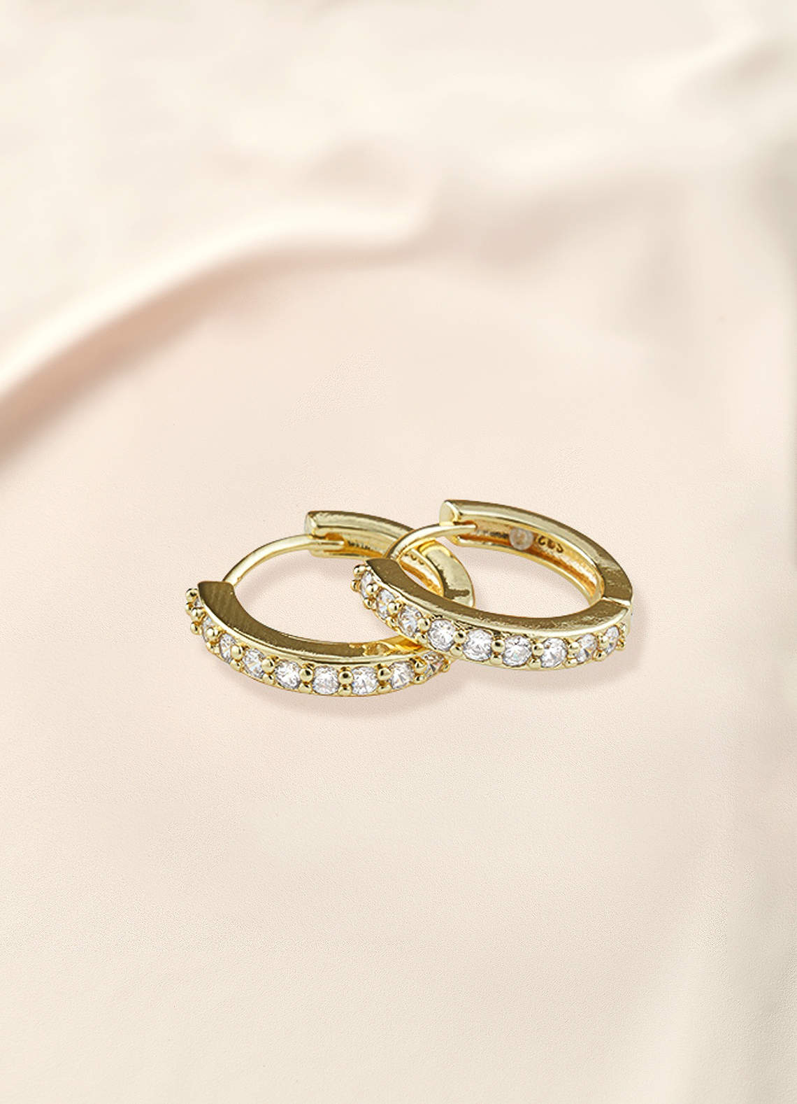 front Pendientes en forma de panal con diamante pequeño incrustado