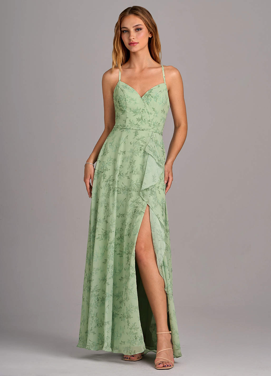 Azazie Naeem Robes de demoiselle d'honneur Robe Trapèze en Mousseline de soie Col V à volants Fougère Verte Florale image1