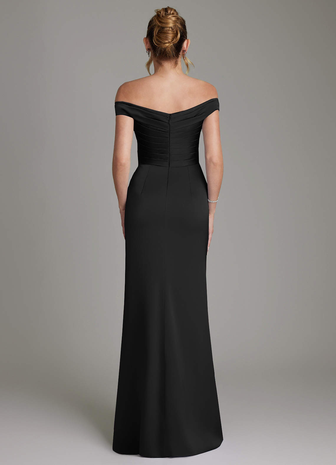 Azazie Teyana Vestidos de madrinha de casamento Vestido Preto de Cetim elástico de Bainha com Fora do ombro image6