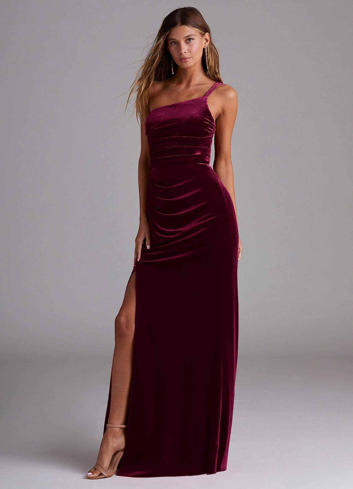 Azazie Eren Vestidos de damas de honor Vestido de Cabernet de terciopelo de Corte Recto con Hombro unilateral image1