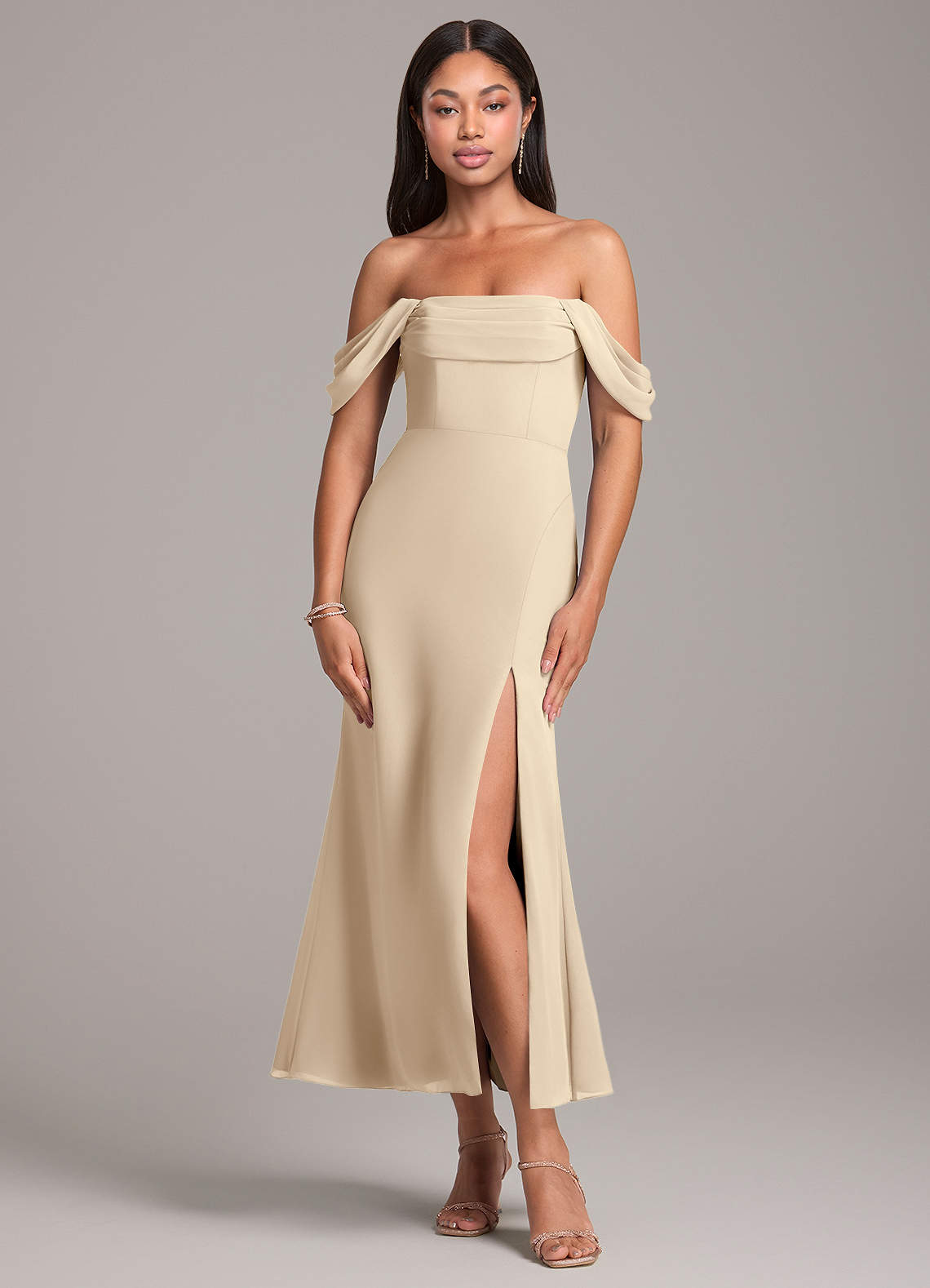 Azazie Saige Robes de demoiselle d'honneur Robe Fourreau Convertible en Mousseline de soie Épaule décolletée Champagne image1