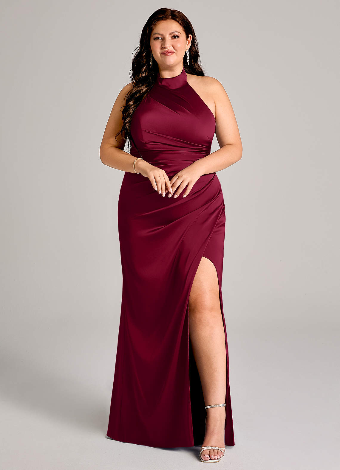 Azazie Jemma Robes de demoiselle d'honneur Robe Fourreau en Satin extensible Plissée Bourgogne image1