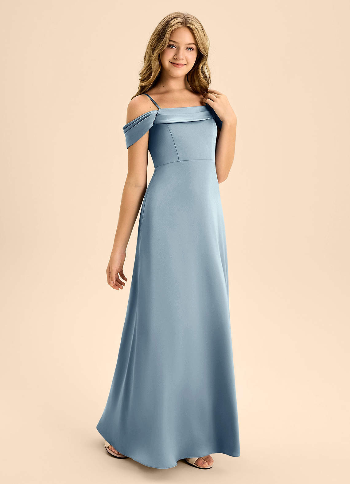 Azazie Anselie Junior Vestido de Azul Polvoriento de Satén Elástico de Corte En A con Vestidos sin tirantes image4