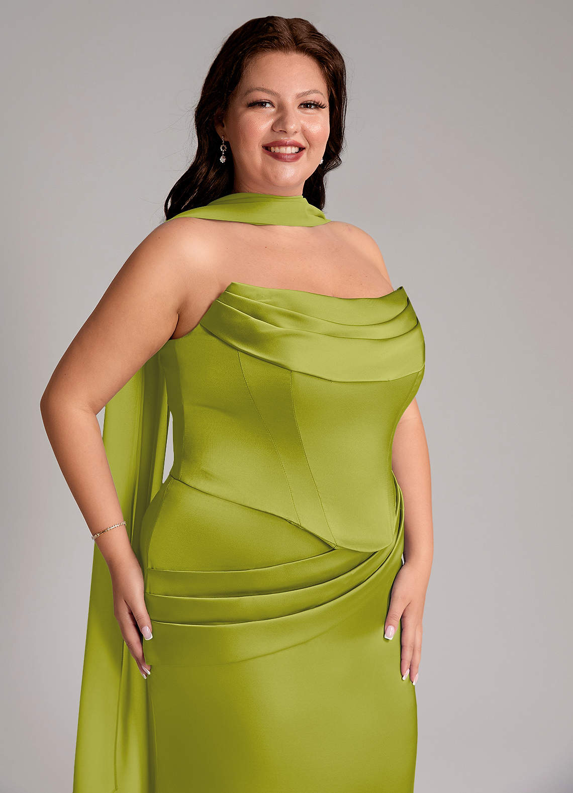 Azazie Sorrel Essayer des robes à la maison Robe Sirène Convertible en Satin extensible Sans bretelles Agave image10