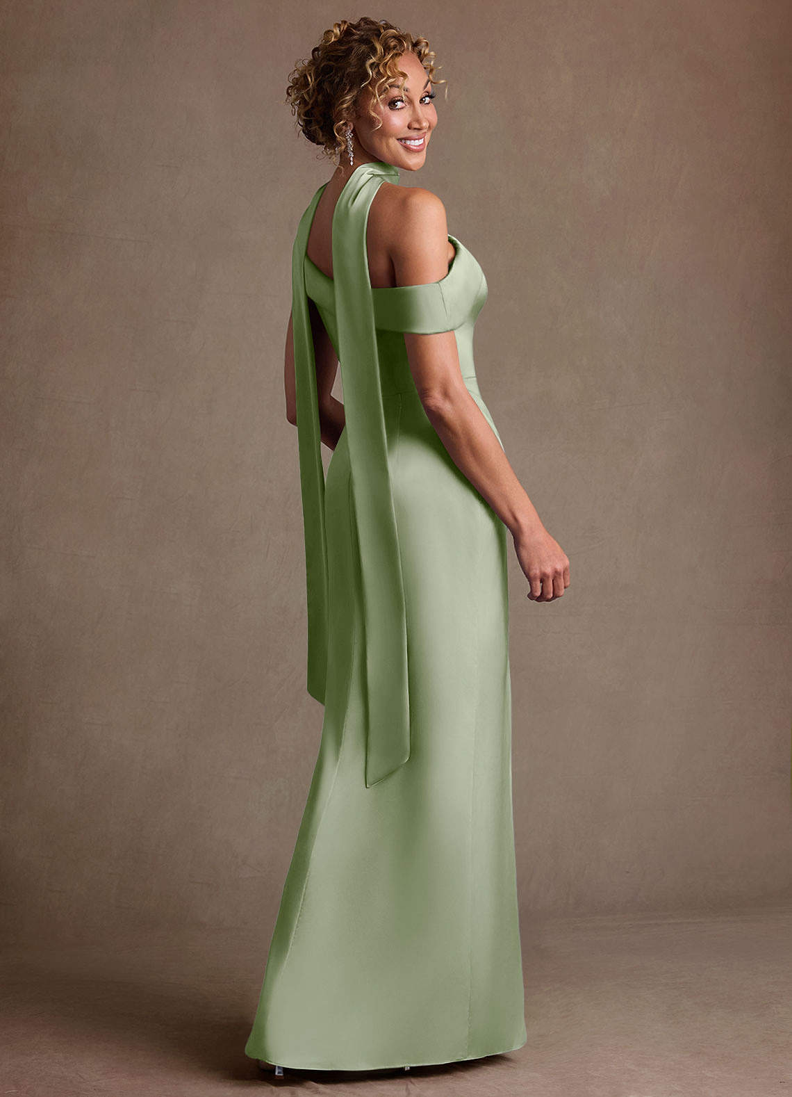 Azazie Kamala Vestidos para mãe da noiva Vestido Dusty Sage de Cetim elástico de Bainha com Um ombro image4
