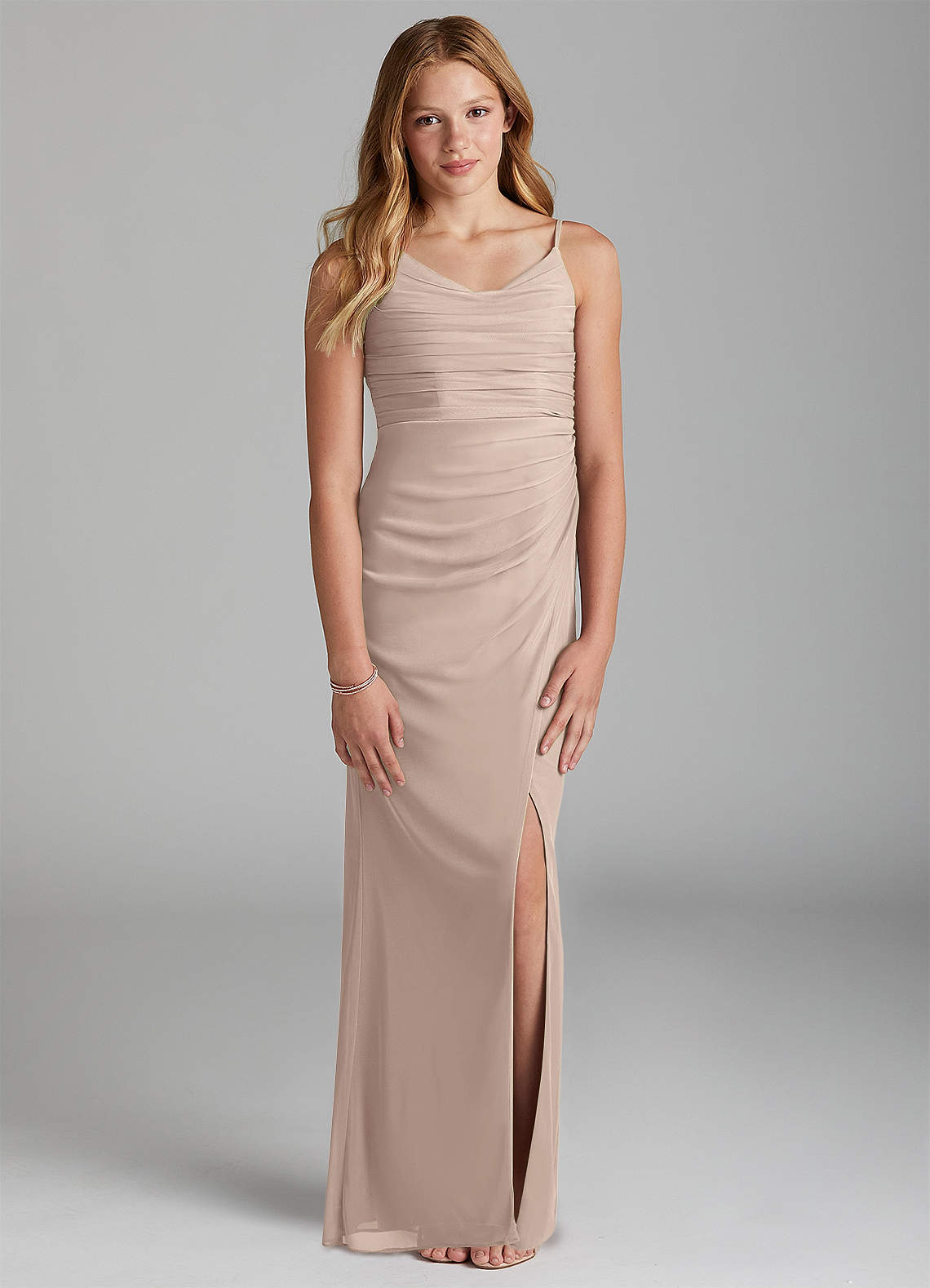 Azazie Deandra Junior Robe Fourreau en Maille Taupe image1