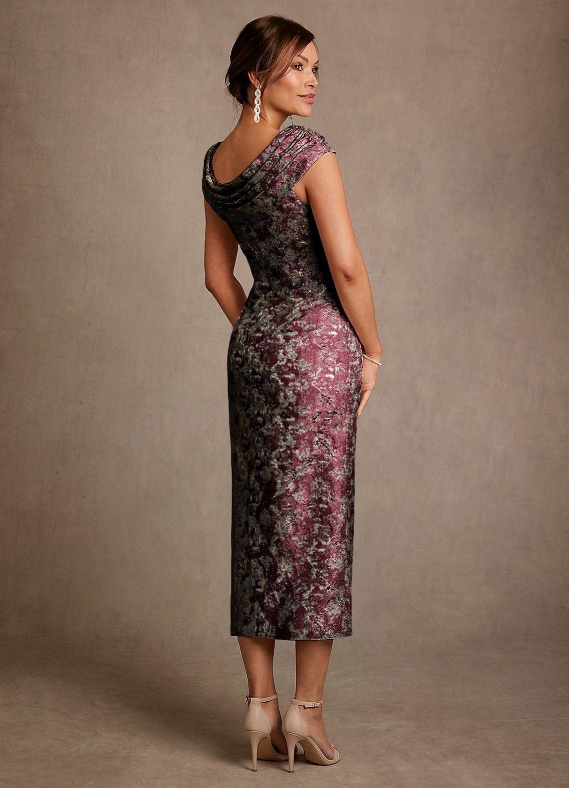 Azazie Alpine Mère de la mariée Robes Robe Trapèze en Jacquard Floral Plissée Cabernet image1