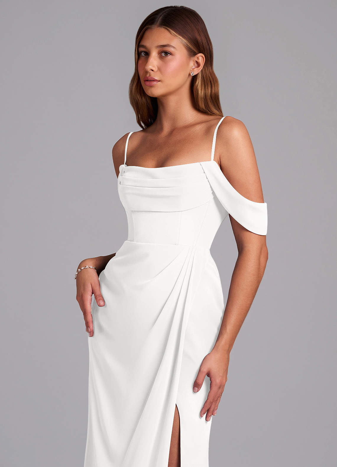 Azazie Johana Robes de demoiselle d'honneur Robe Sirène Convertible en Mousseline de soie Épaule décolletée Blanc image4