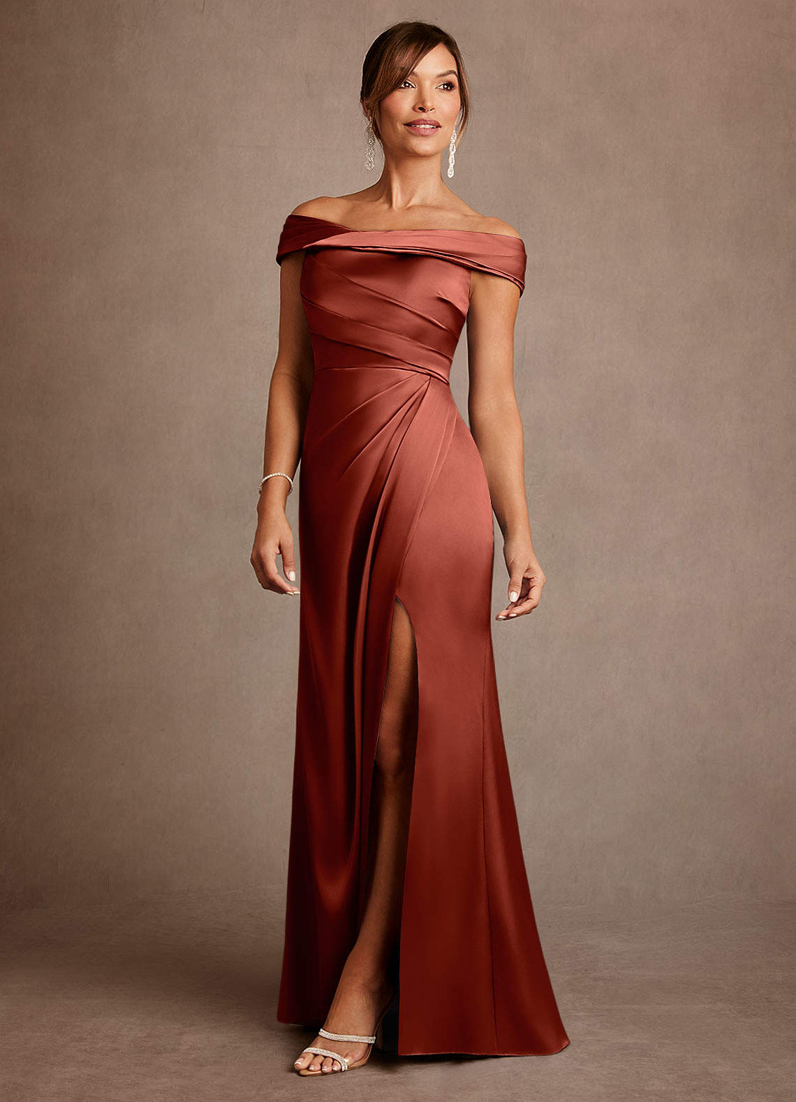 Azazie Bedford Mère de la mariée Robes Robe Fourreau en Satin extensible Plissée Terracotta image1