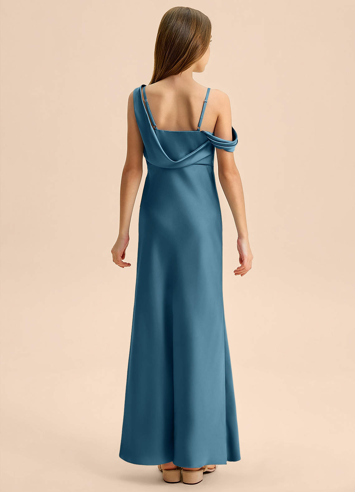 Azazie Madelyn Junior Robe Fourreau en Satin extensible Épaule décolletée Bermude image1