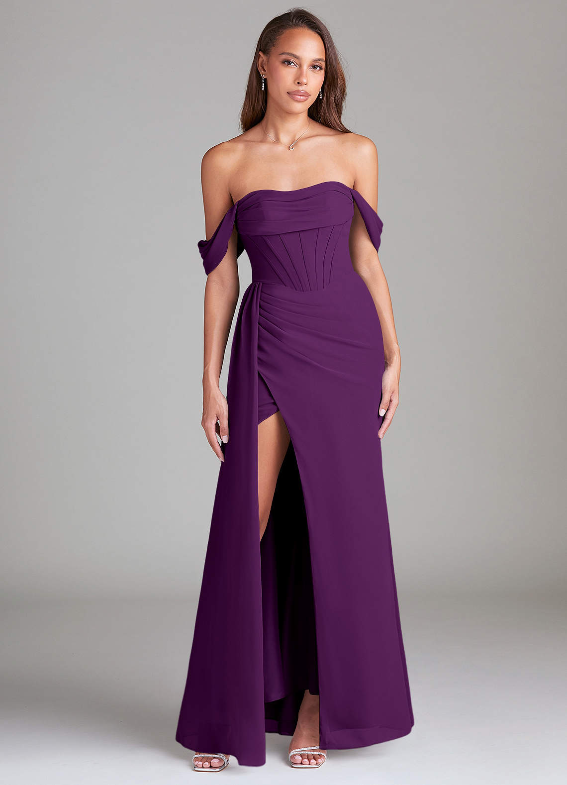 Azazie Amyra Robes de demoiselle d'honneur Robe Fourreau Convertible en Mousseline de soie Épaule décolletée Grain De Raisin image1