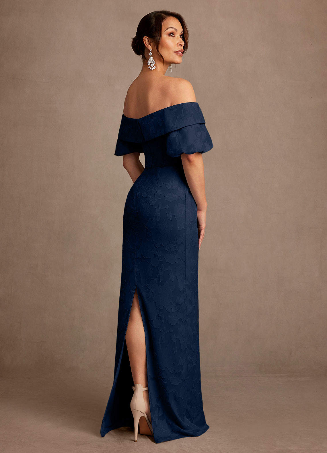 Azazie Golda Mère de la mariée Robes Robe Fourreau en Blumen-Burnout Épaule décolletée Bleu Marine Foncé image1