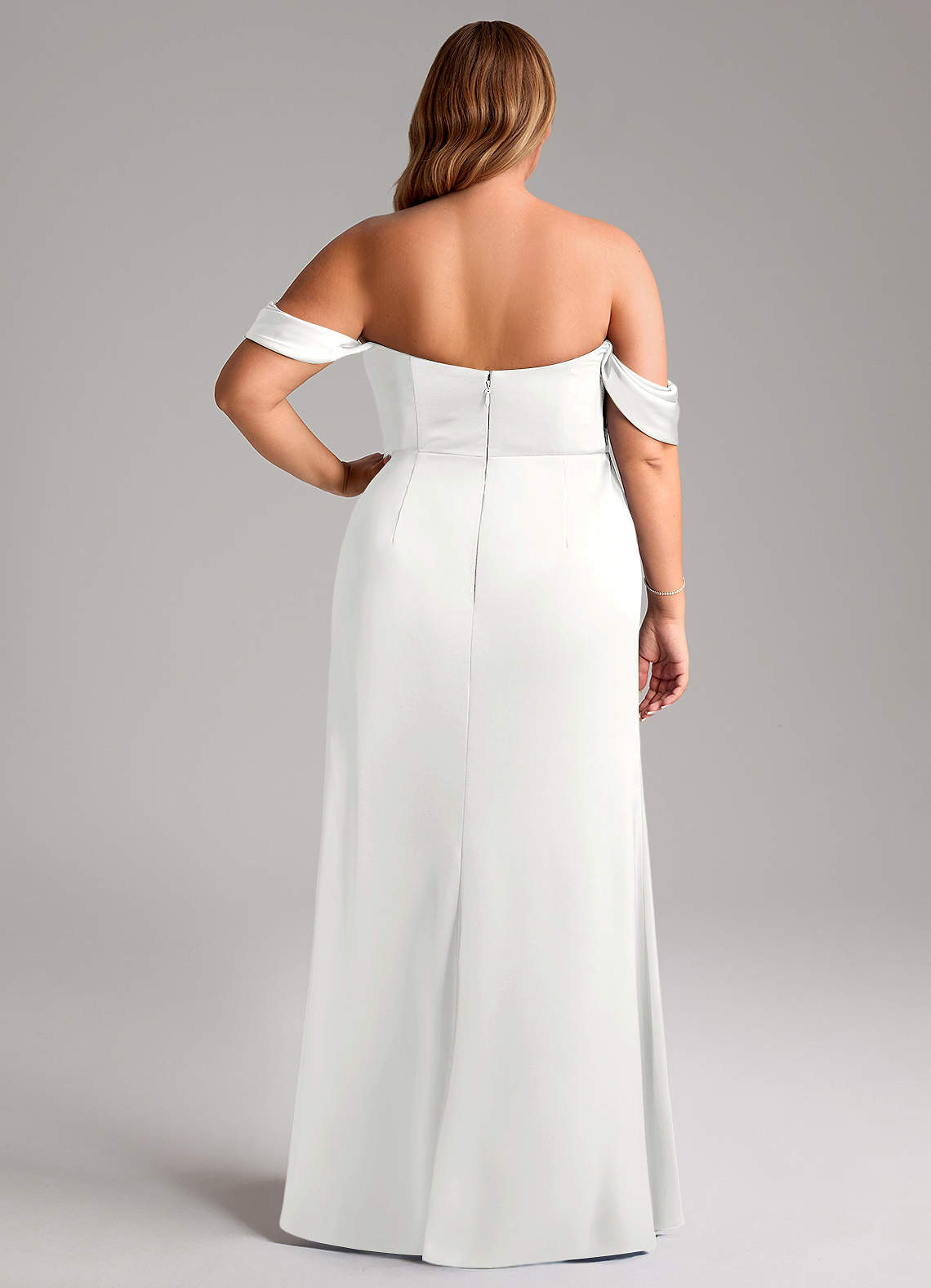 Azazie Saige Jurken voor bruidsmeisjes Jurk van Stretch Satijn met Kolom Off the Shoulder Wit image11