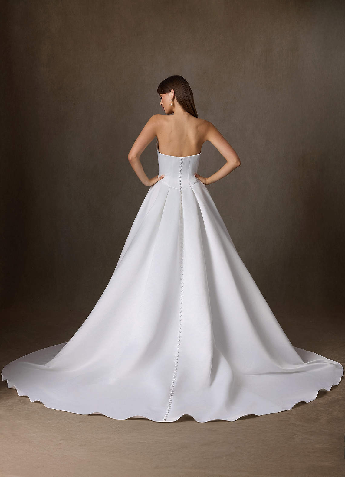 Azazie Constantina 웨딩드레스 A라인 스트랩리스 새틴 채플 트레인 드레스 image4