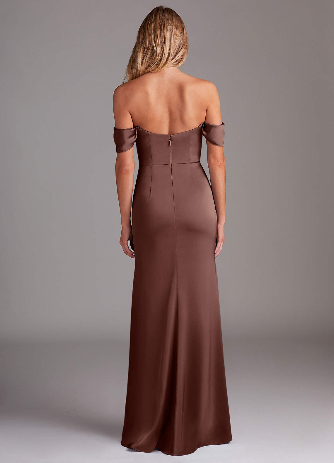 Azazie Saige Vestidos de madrinha de casamento Vestir Café Expresso de Cetim elástico de Bainha com Fora do ombro image9