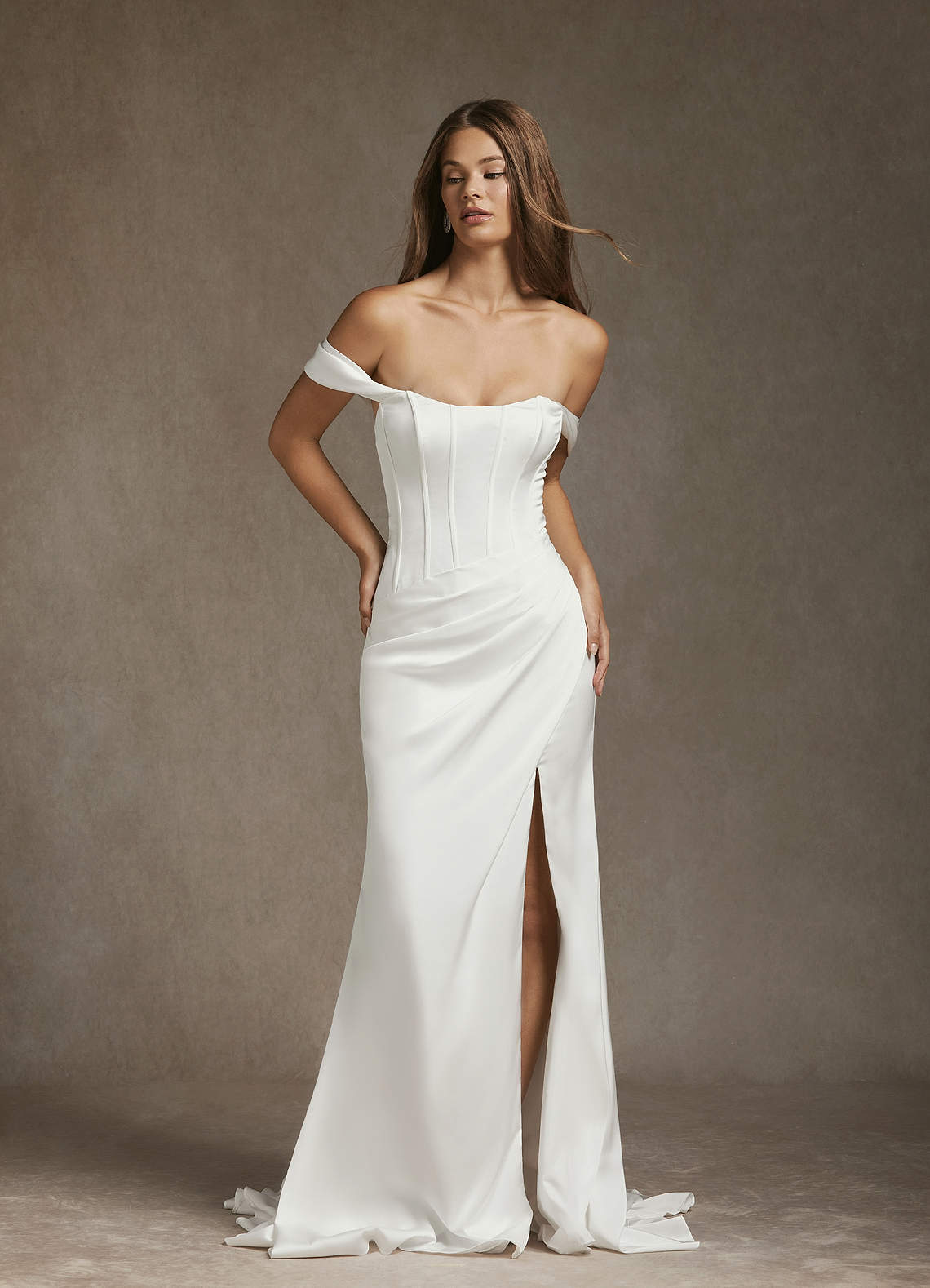 Azazie Aurelie Vestidos de novia Vestido de Diamante Blanco de Satén Elástico de Corte Sirena con Vestidos sin tirantes image3