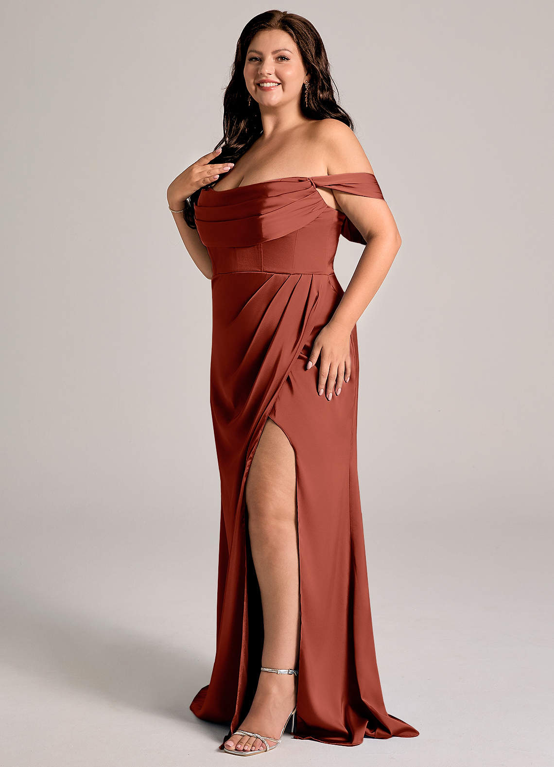 Azazie Johana Robes de demoiselle d'honneur Robe Sirène Convertible en Satin extensible Épaule décolletée Terracotta image9
