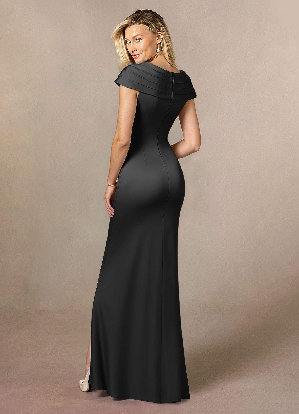 Azazie Anderson vestidos de madre de la novia Vestido de Negro de Satén Elástico de Corte En A con Plisado image4