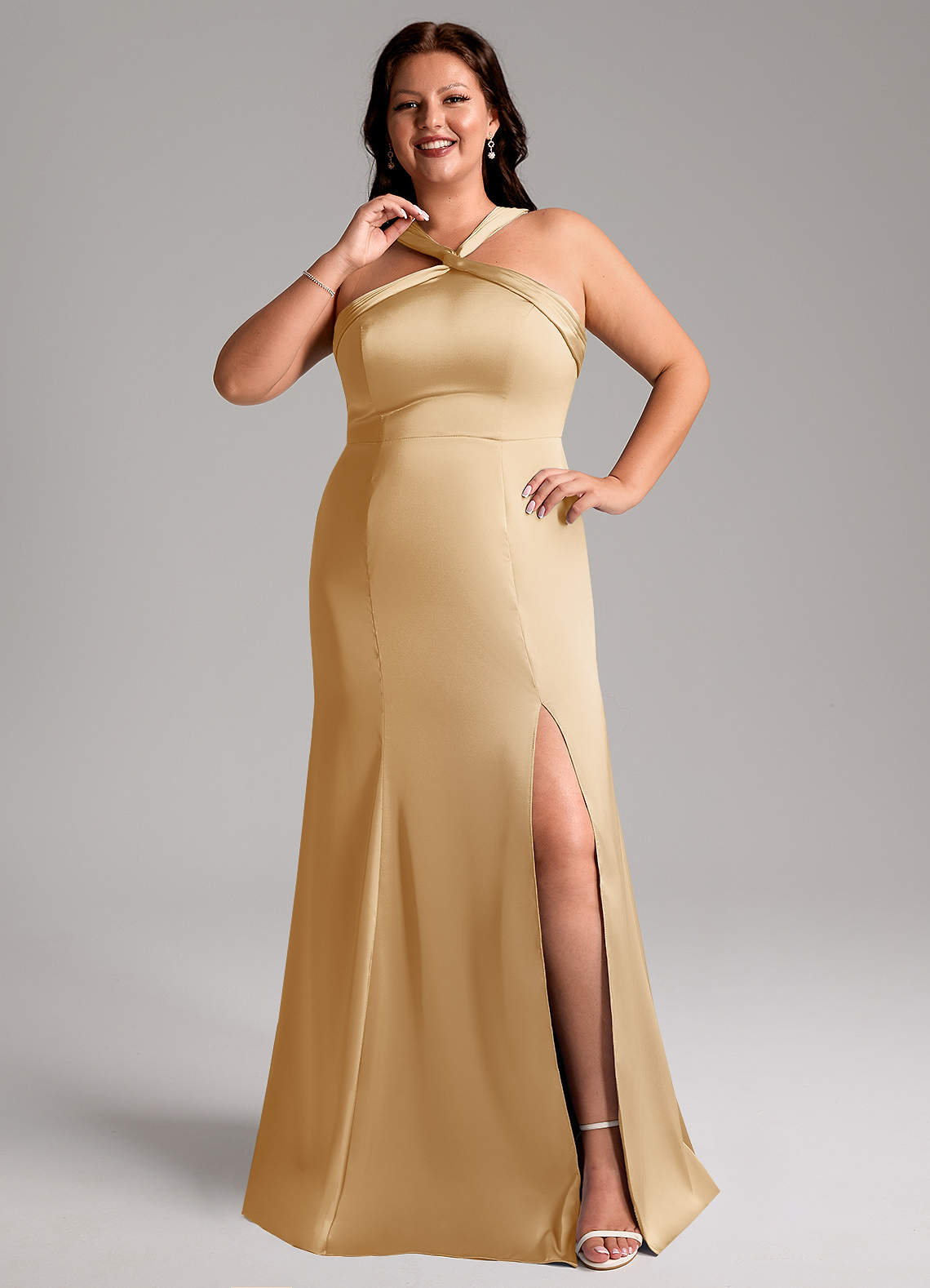 Azazie Rue Robes de demoiselle d'honneur Robe Trapèze en Satin extensible Plissée Or image1