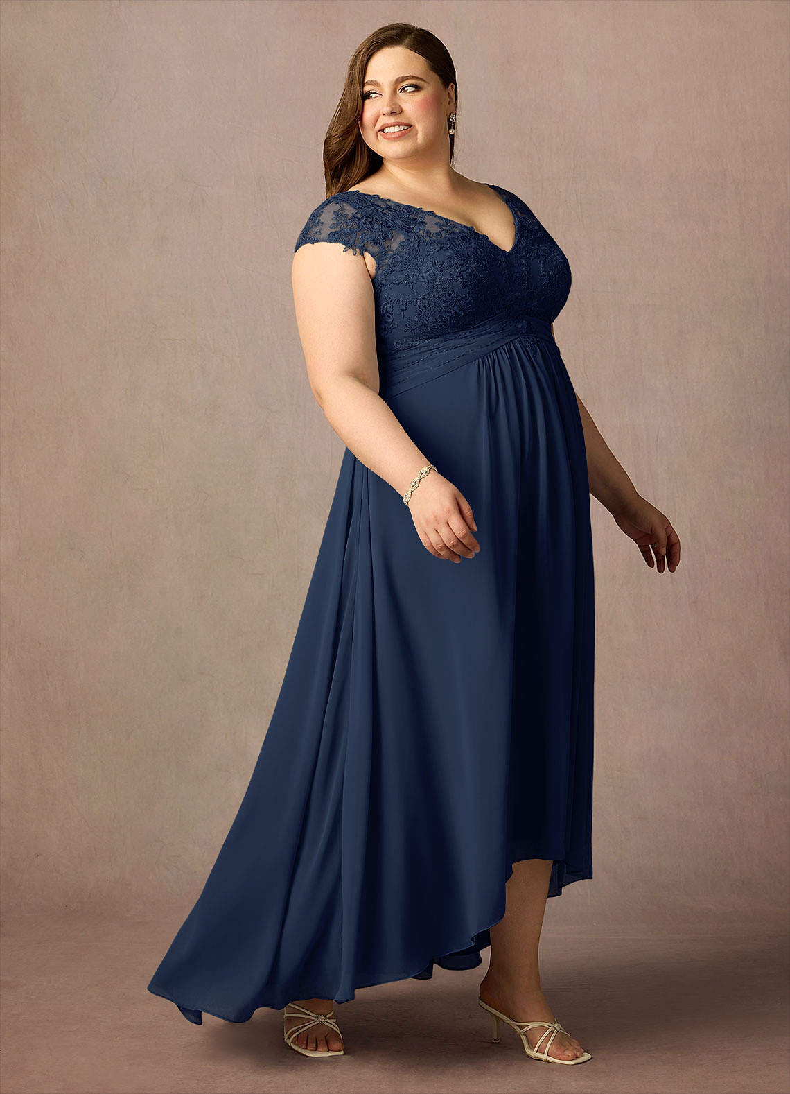 Azazie Irmeli Mère de la mariée Robes Robe Trapèze en Mousseline de soie Dentelle Bleu Marine Foncé image9