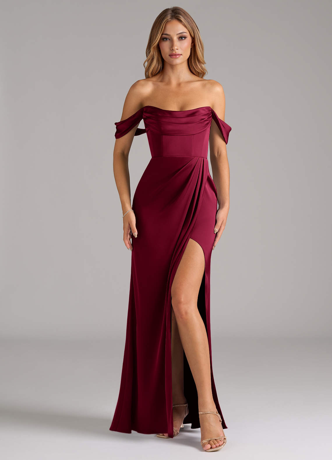 Azazie Johana Robes de demoiselle d'honneur Robe Sirène Convertible en Satin extensible Épaule décolletée Bourgogne image2