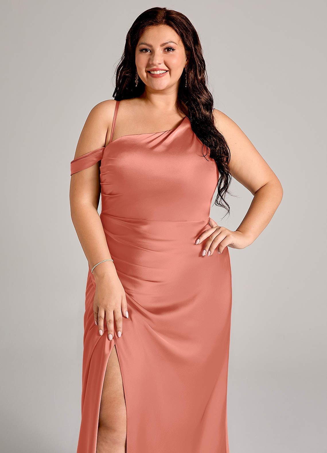 Azazie Madelyn Robes de demoiselle d'honneur Robe Sirène Convertible en Satin extensible Une épaule Rose Saumon image10