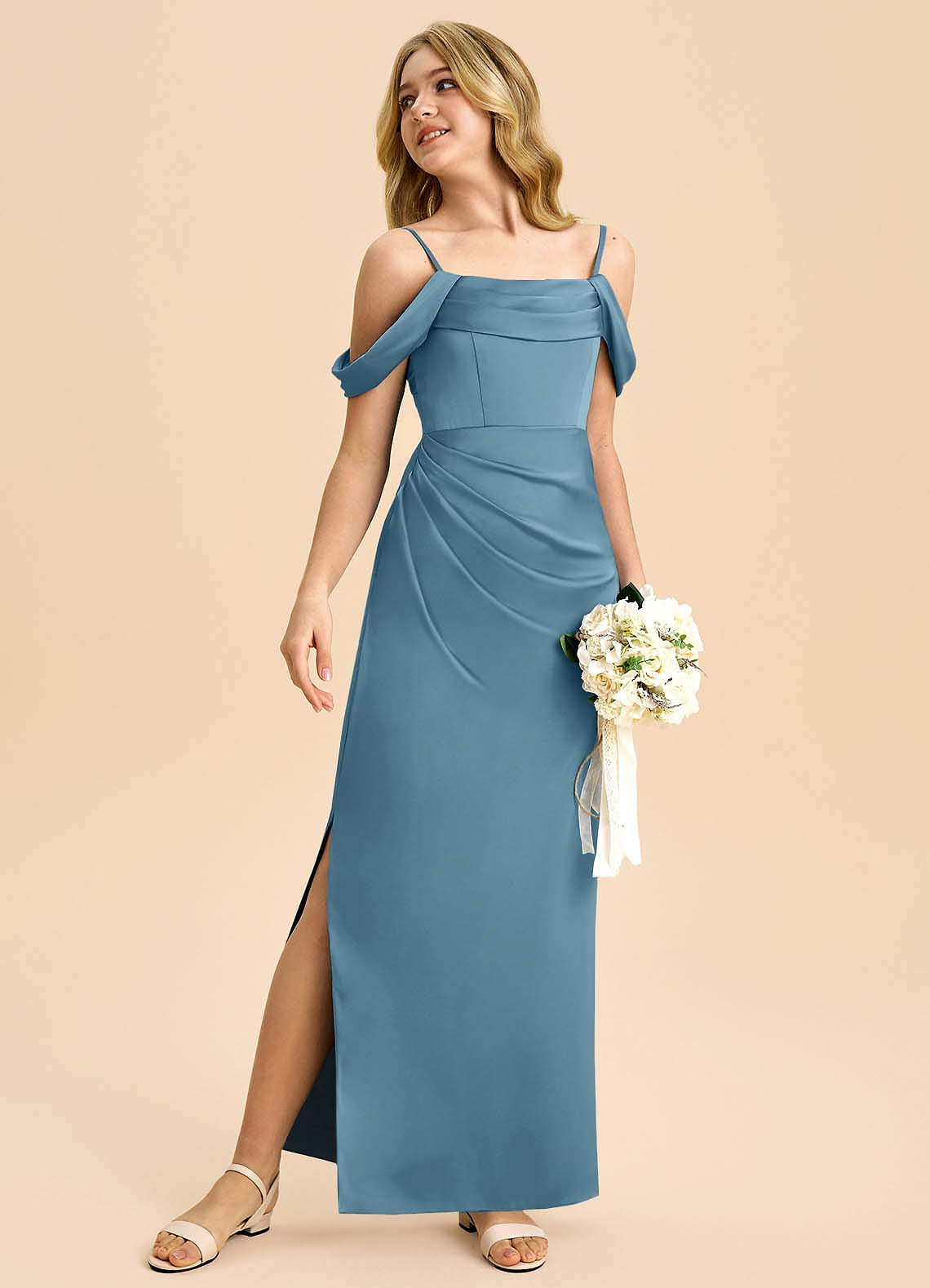 Azazie Saige Junior Robe Fourreau en Satin extensible Épaule décolletée Bermude image4