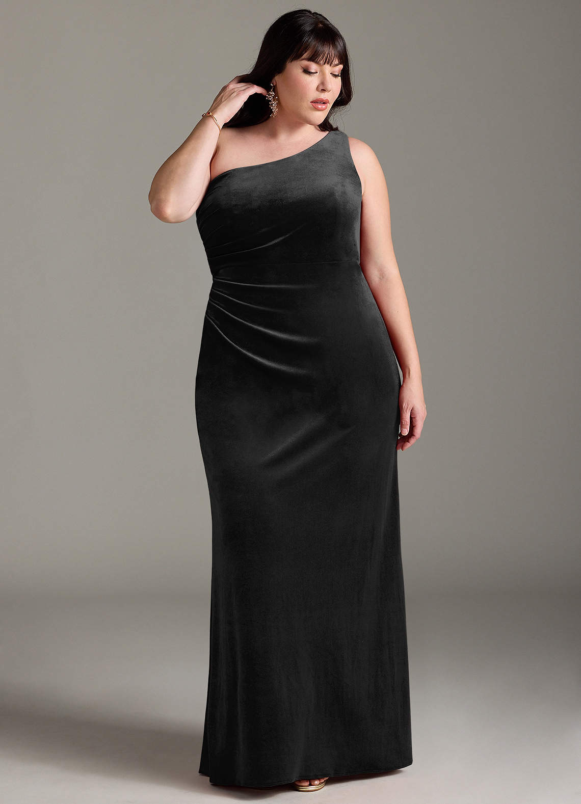 Azazie Argan Vestidos de damas de honor Vestido de Negro de terciopelo de Corte en A con Plisado con un hombro image1