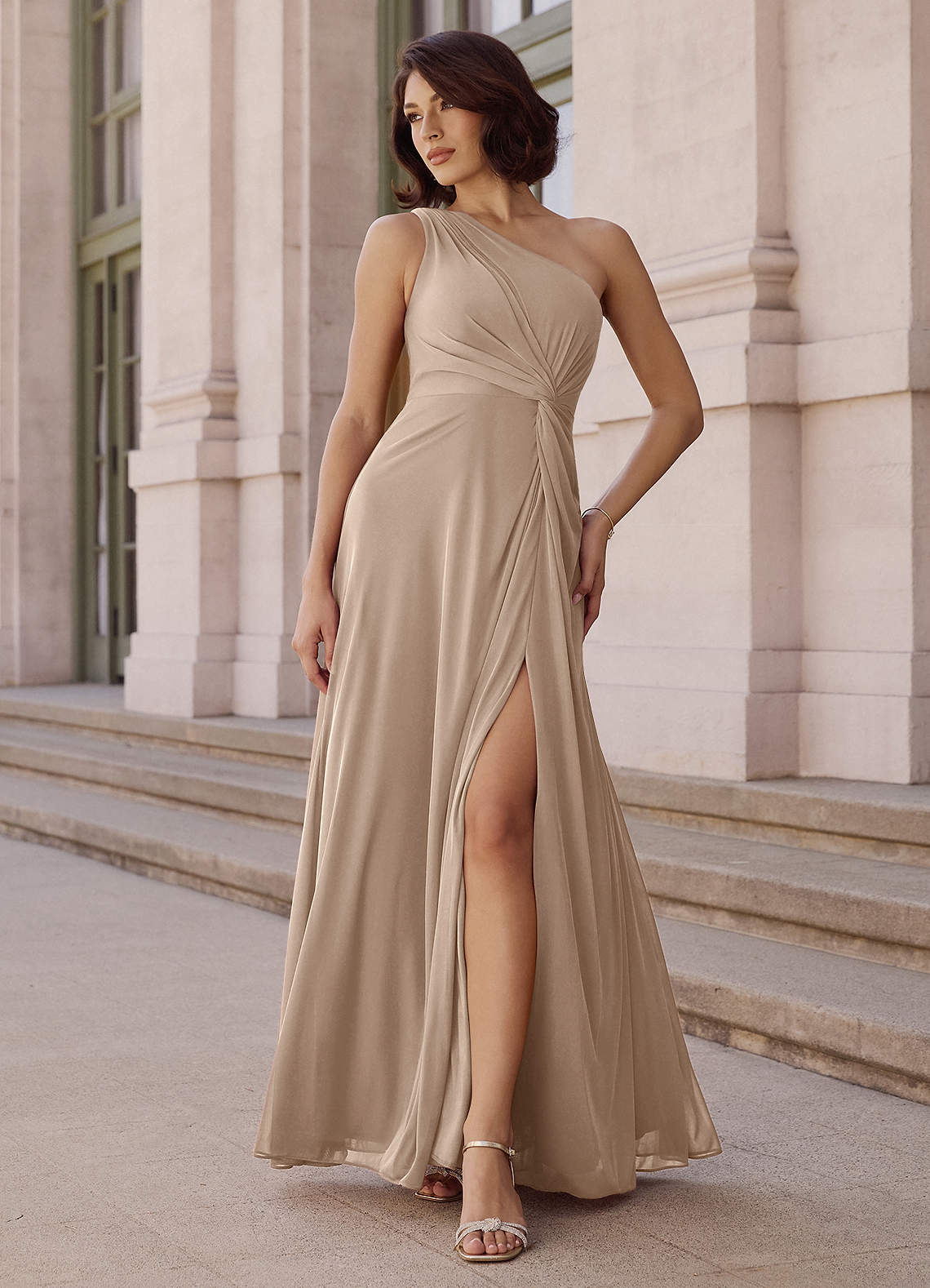 Azazie Brooke Vestidos de damas de honor Vestido de Gris Pardo de Gasa de Corte en A con Hombro unilateral image1